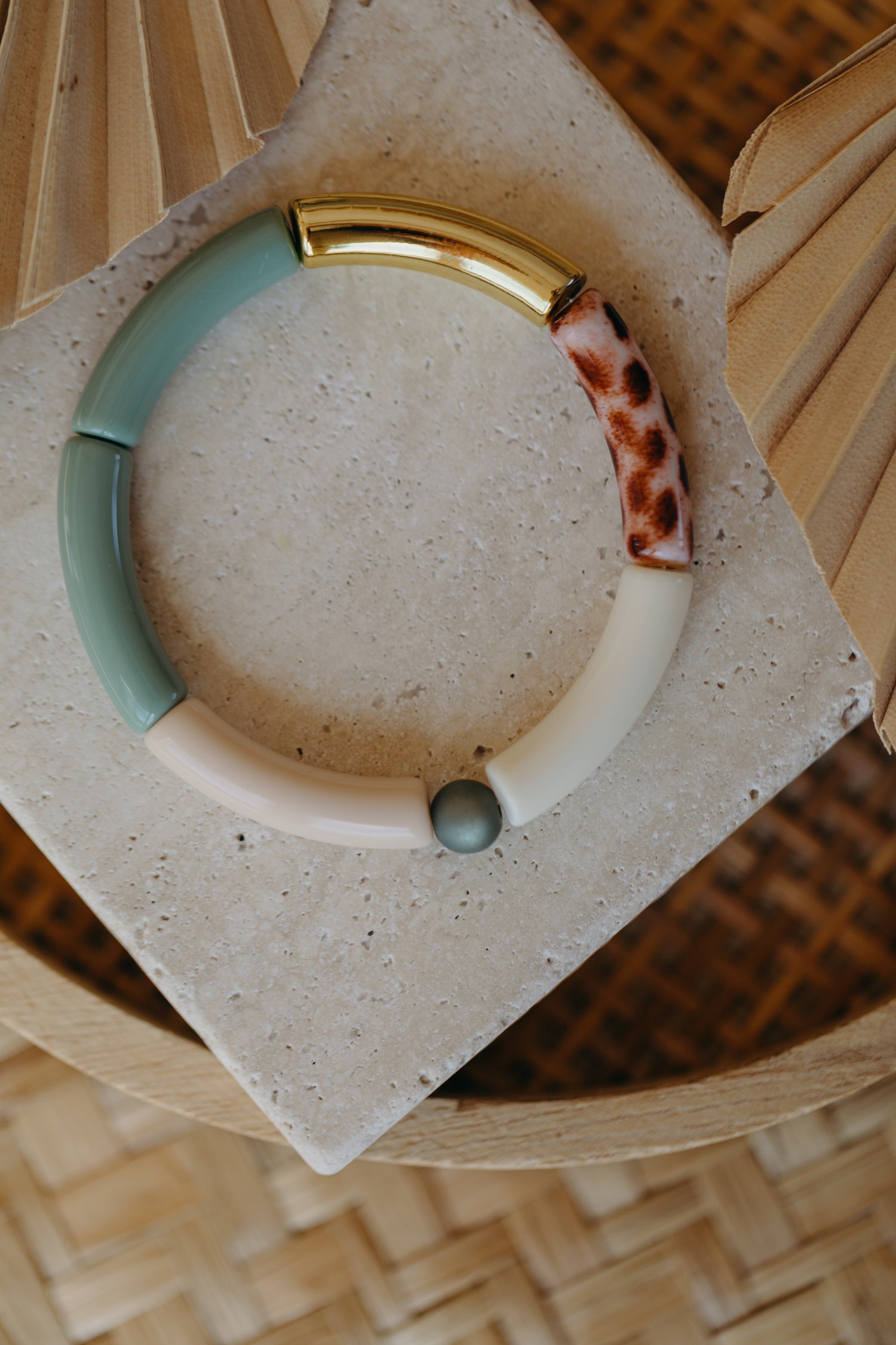 Perlenarmband 008 mit Tube Perlen in Gold, Creme, Beige, Grün und Print