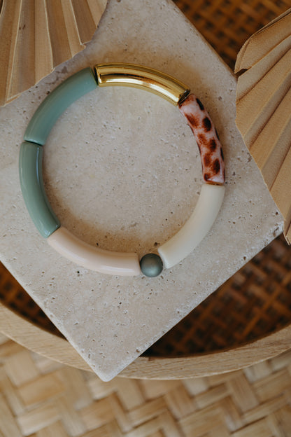 Perlenarmband 008 mit Tube Perlen in Gold, Creme, Beige, Grün und Print