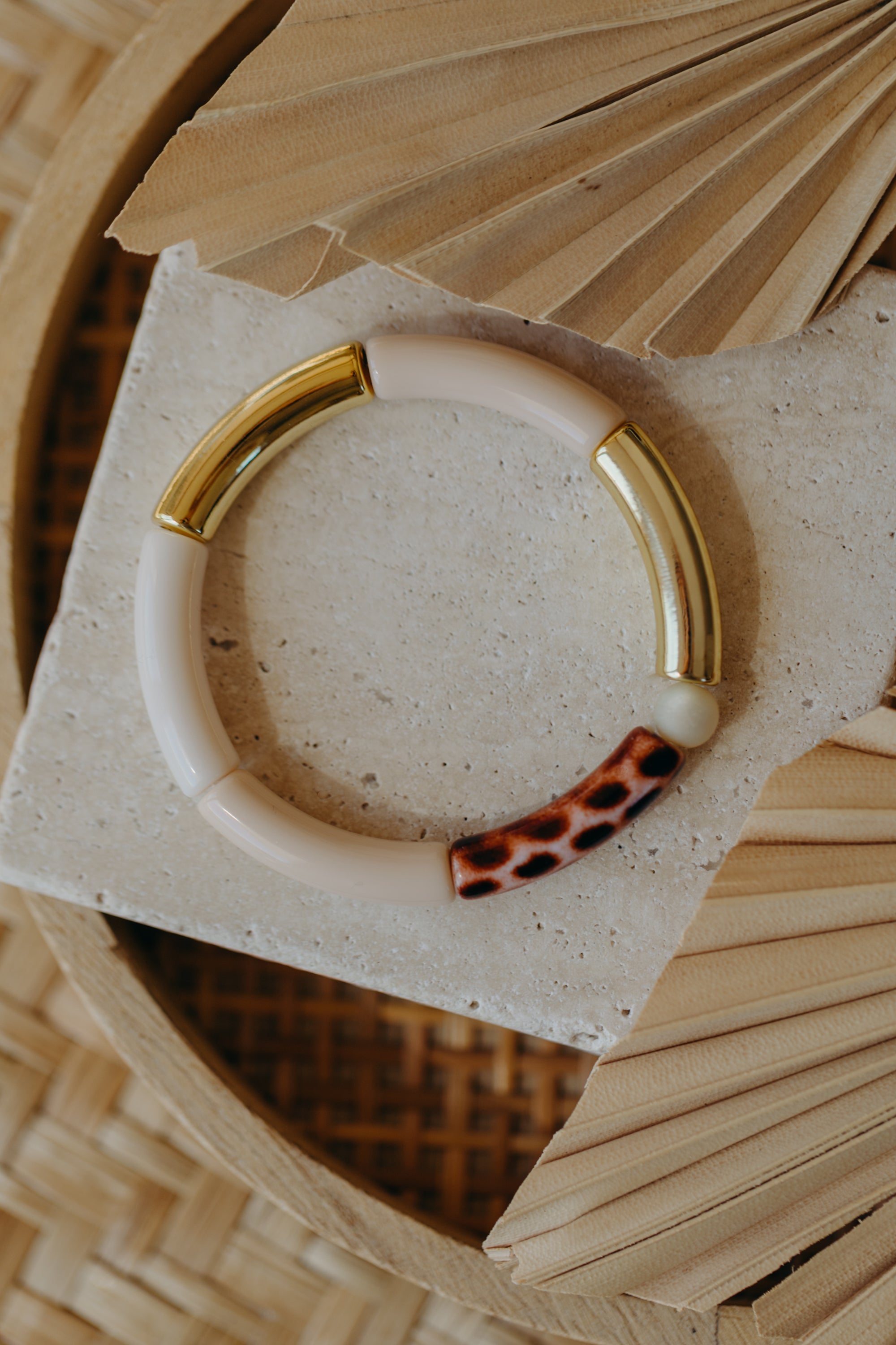 Perlenarmband 009 mit Tube Perlen in Gold, Creme, Beige und Print