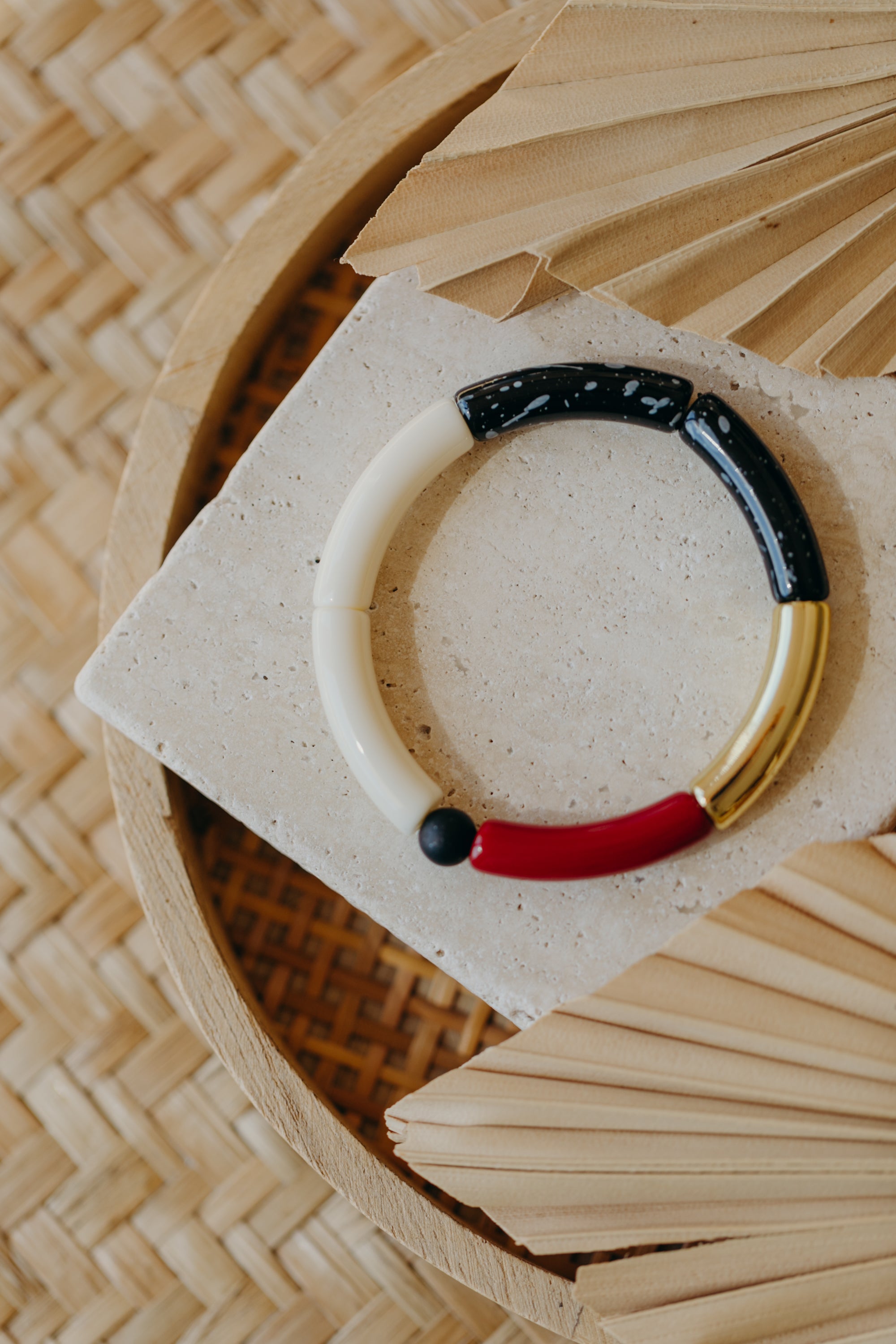 Perlenarmband 010 mit Tube Perlen in Gold, Creme, Weinrot und Schwarz