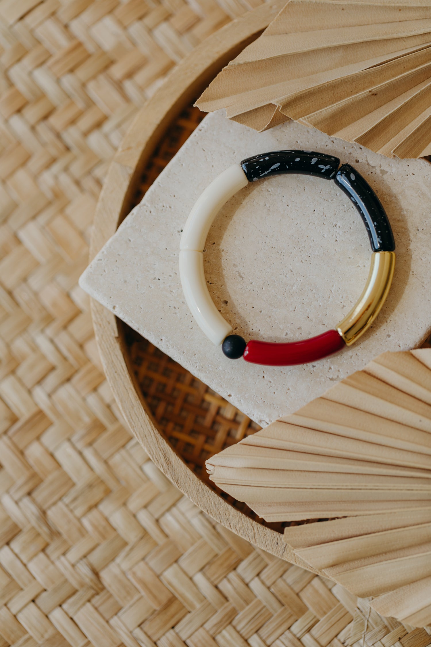 Perlenarmband 010 mit Tube Perlen in Gold, Creme, Weinrot und Schwarz