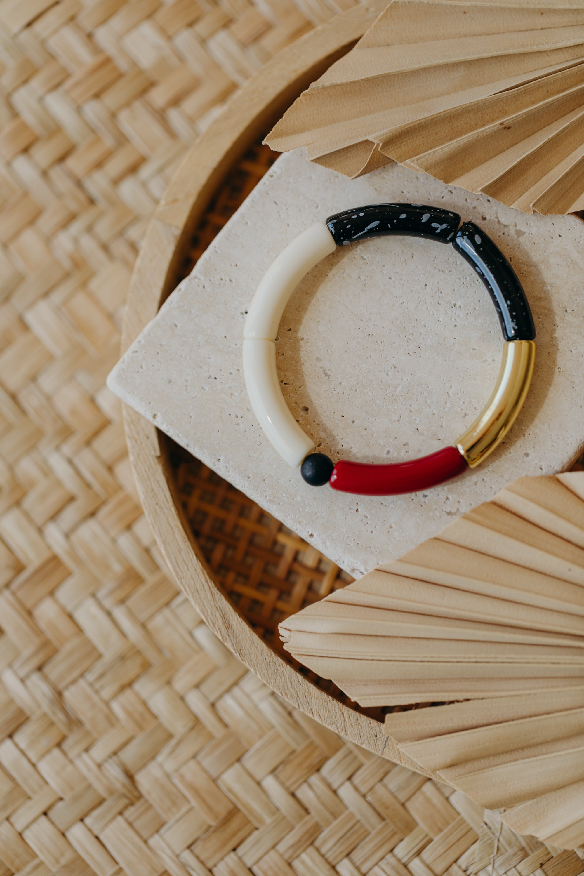 Perlenarmband 010 mit Tube Perlen in Gold, Creme, Weinrot und Schwarz