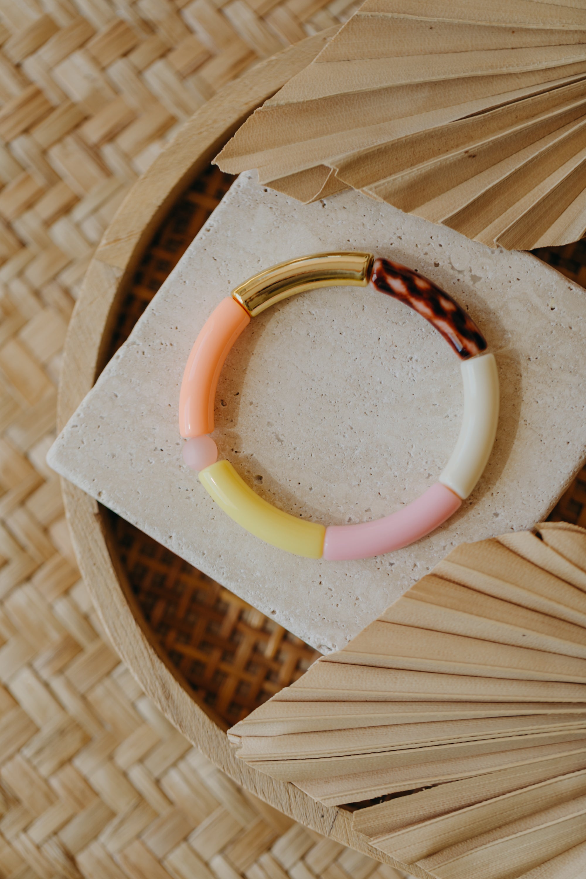 Perlenarmband 011 mit Tube Perlen in Gold, Creme, Gelb, Rosa und Print