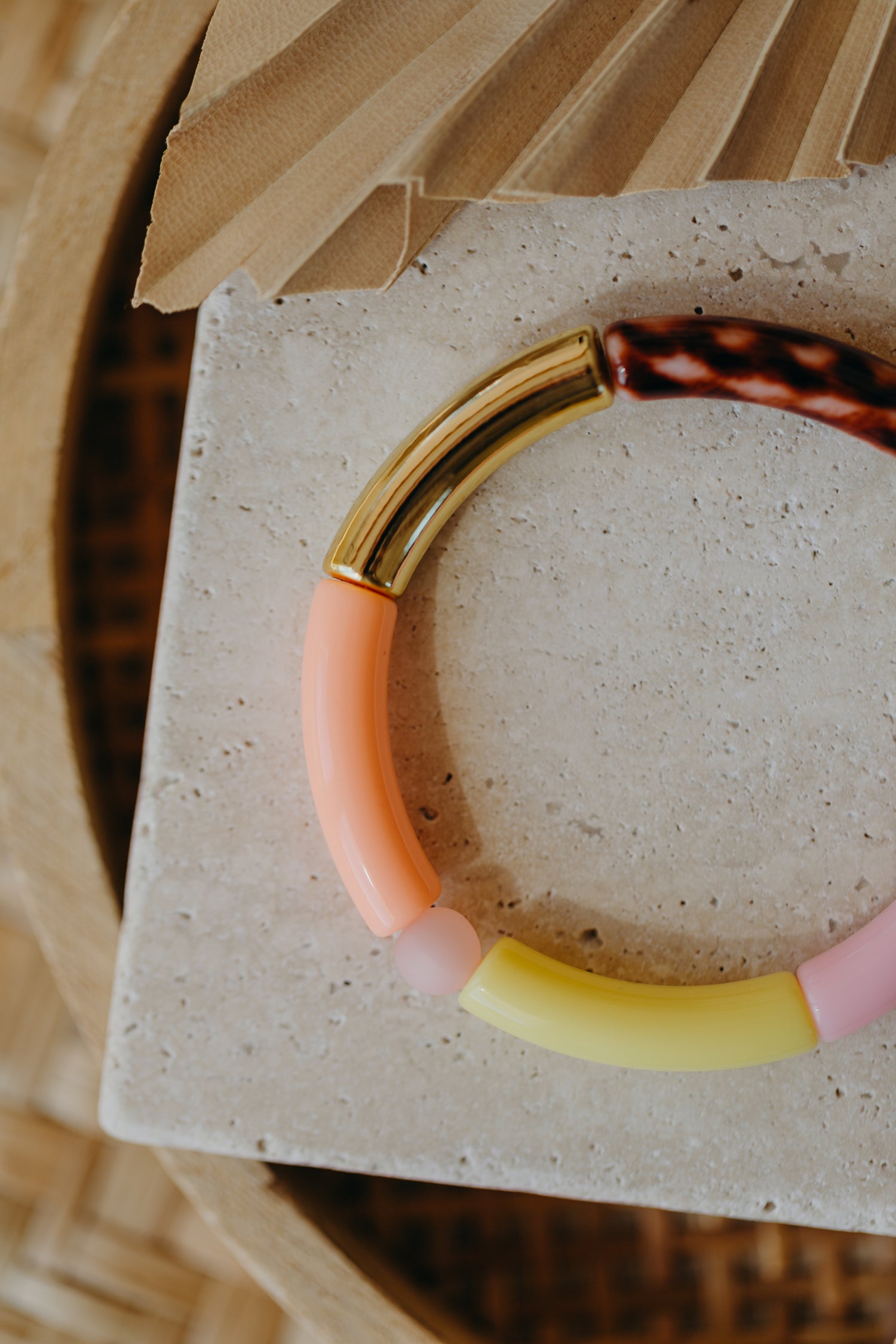 Perlenarmband 011 mit Tube Perlen in Gold, Creme, Gelb, Rosa und Print