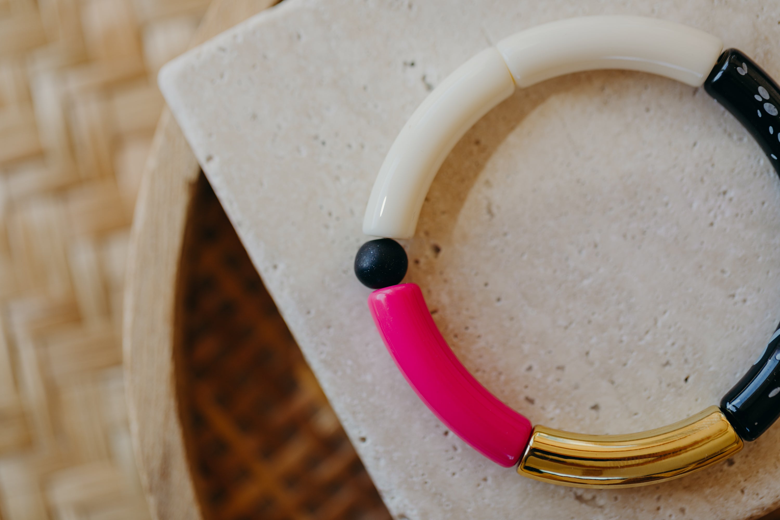 Perlenarmband 012 mit Tube Perlen in Gold, Creme, Dunkles Pink und Schwarz