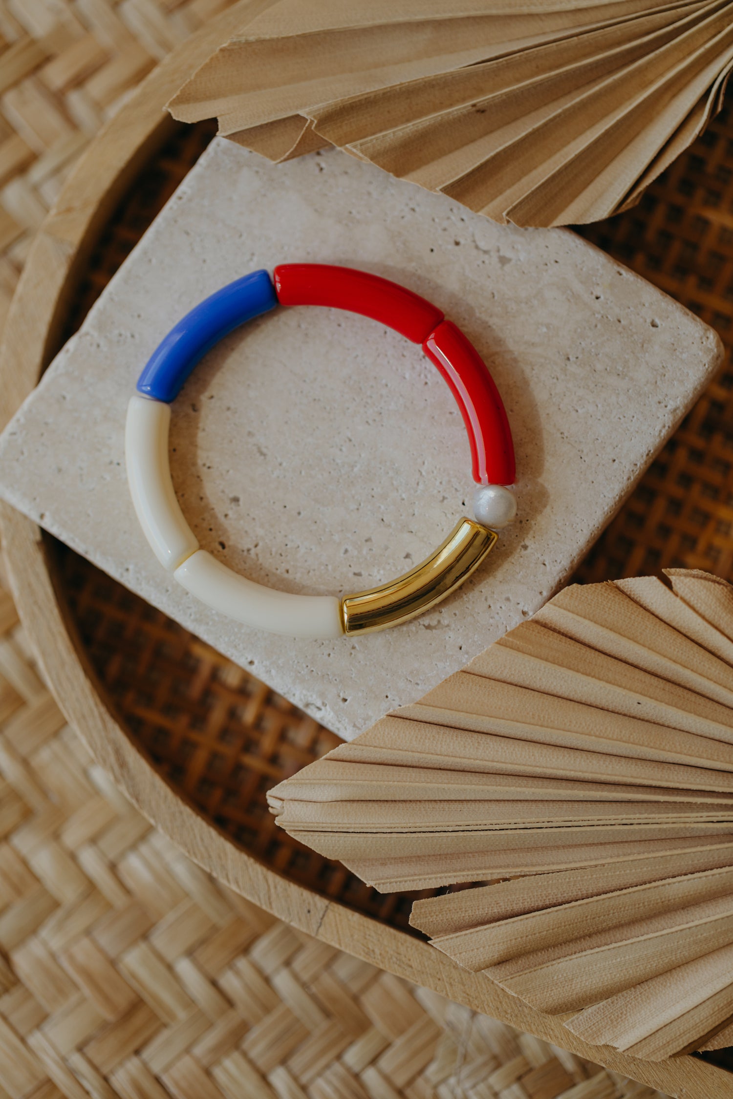 Perlenarmband 013 mit Tube Perlen in Gold, Creme, Rot und Blau