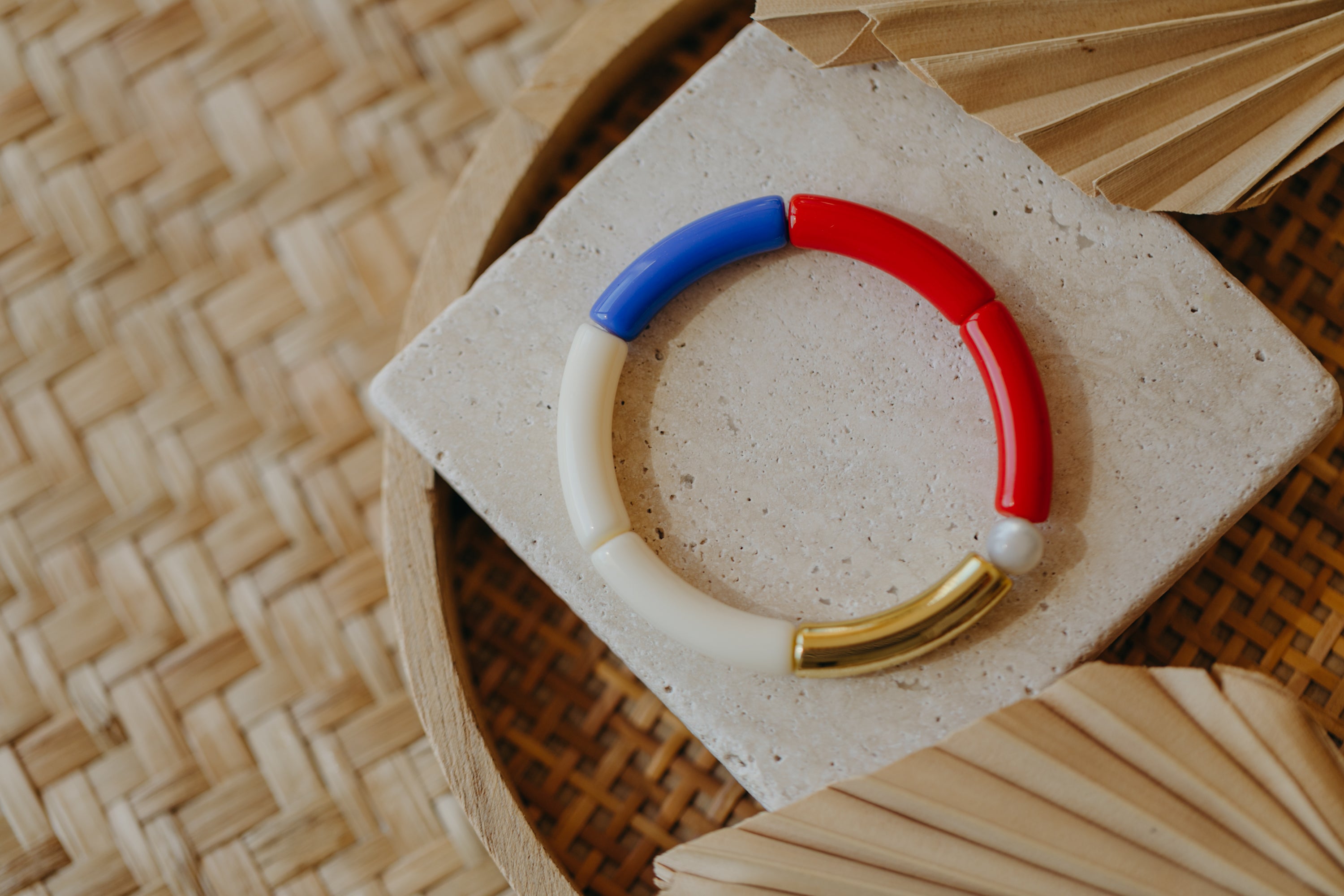 Perlenarmband 013 mit Tube Perlen in Gold, Creme, Rot und Blau