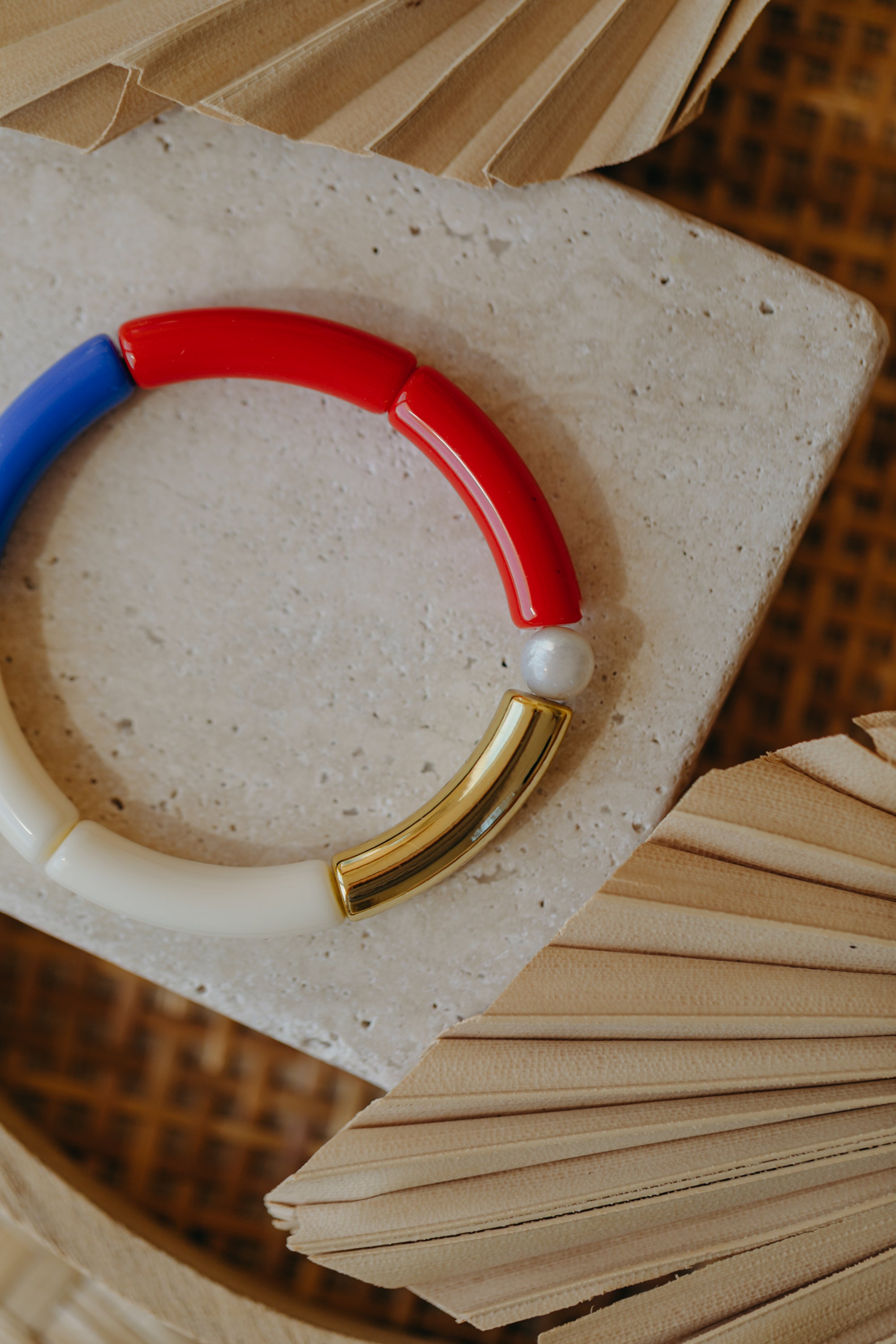 Perlenarmband 013 mit Tube Perlen in Gold, Creme, Rot und Blau