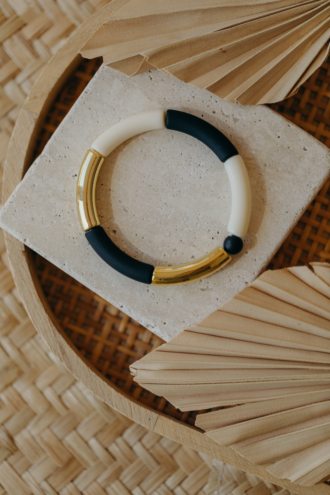 Perlenarmband 014 mit Tube Perlen in Gold, Creme und Schwarz