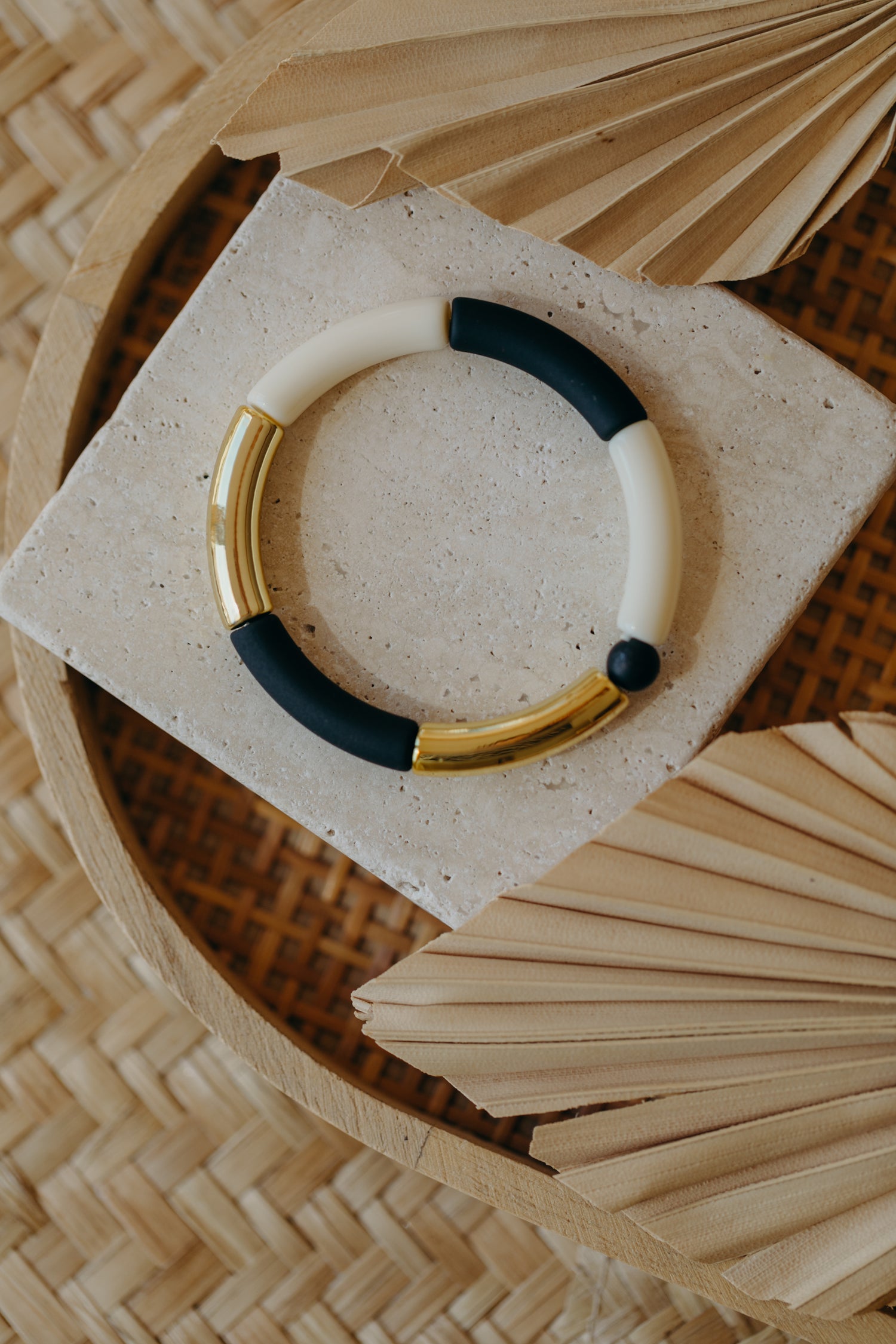 Perlenarmband 014 mit Tube Perlen in Gold, Creme und Schwarz