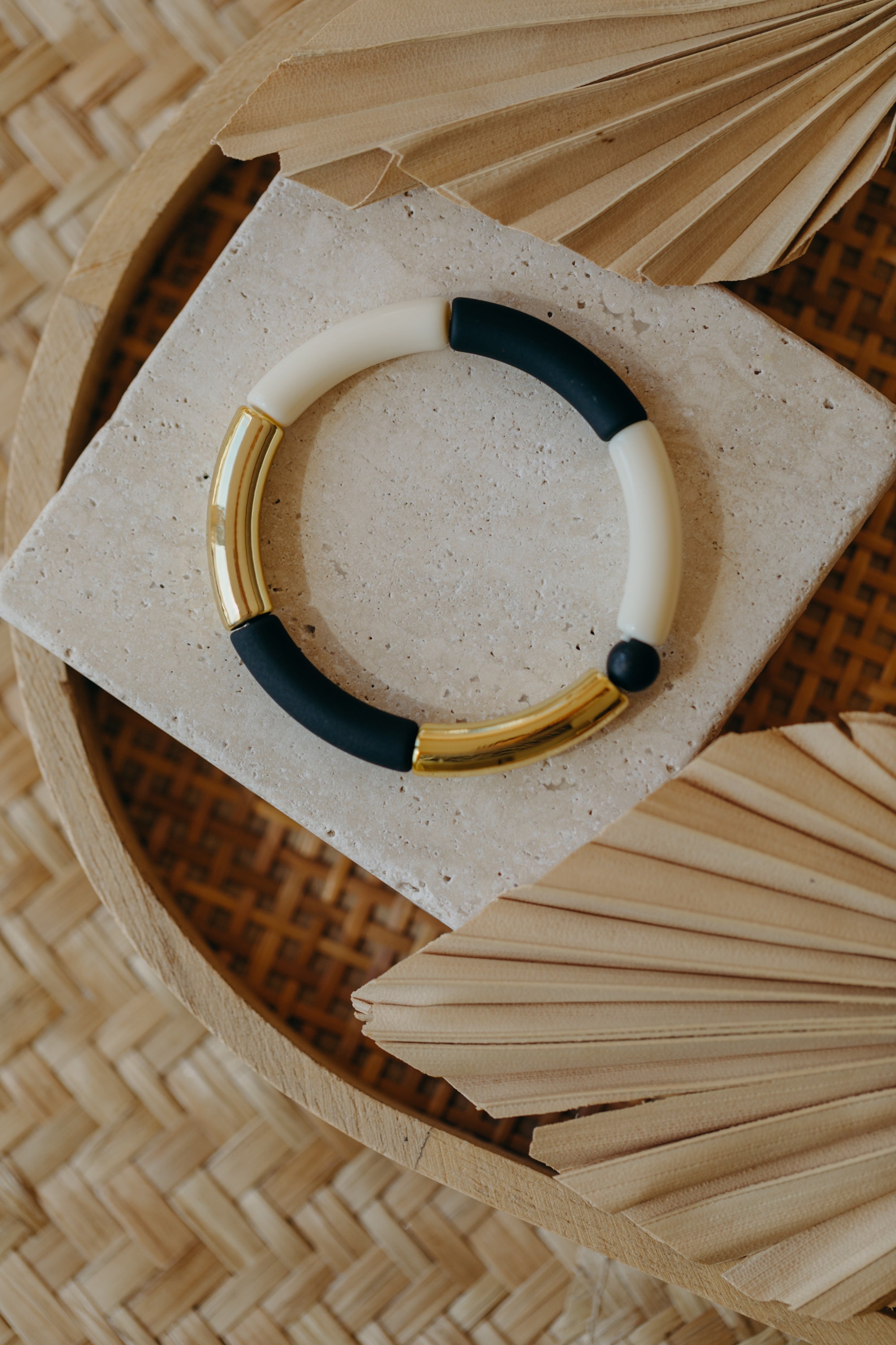 Perlenarmband 014 mit Tube Perlen in Gold, Creme und Schwarz