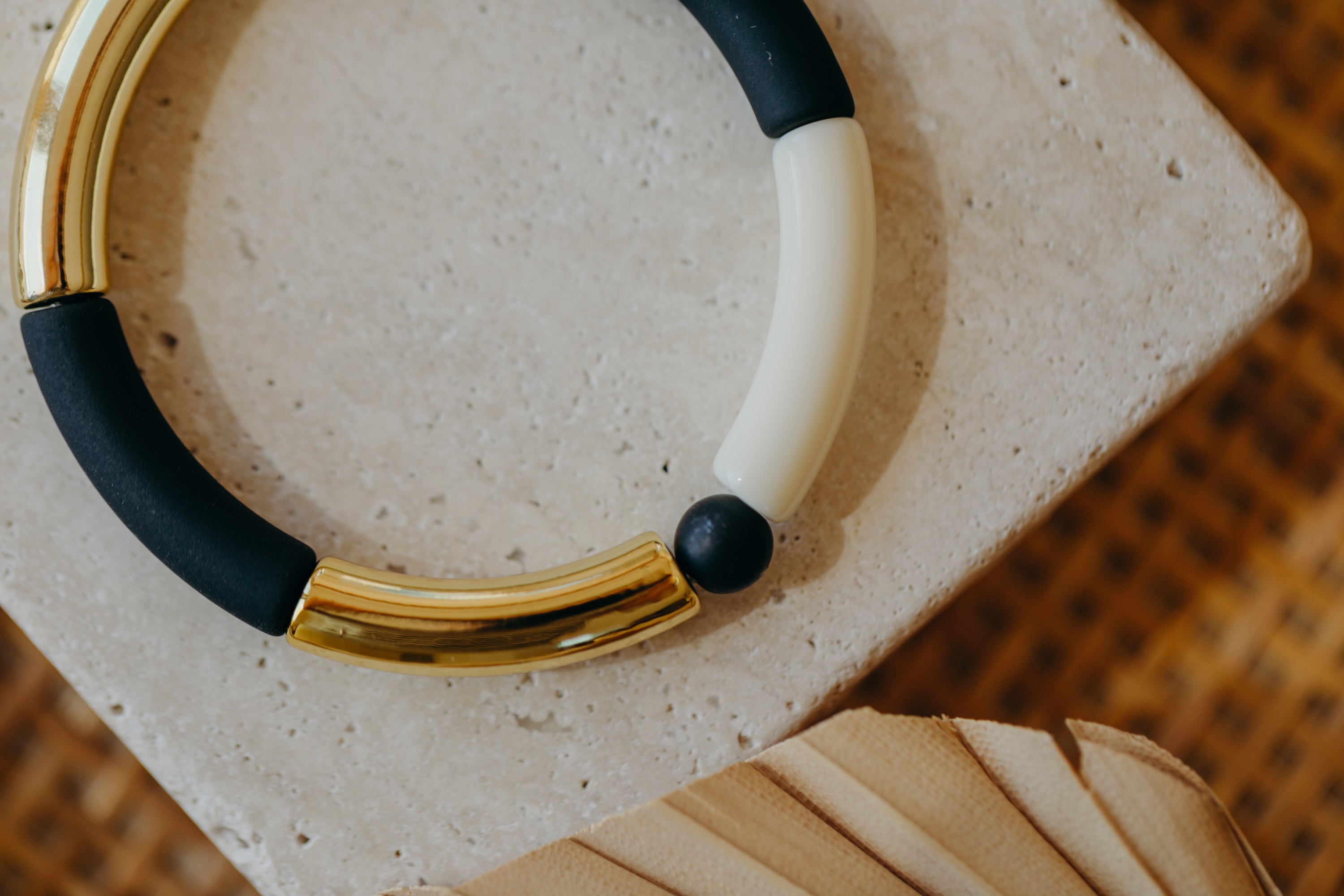 Perlenarmband 014 mit Tube Perlen in Gold, Creme und Schwarz