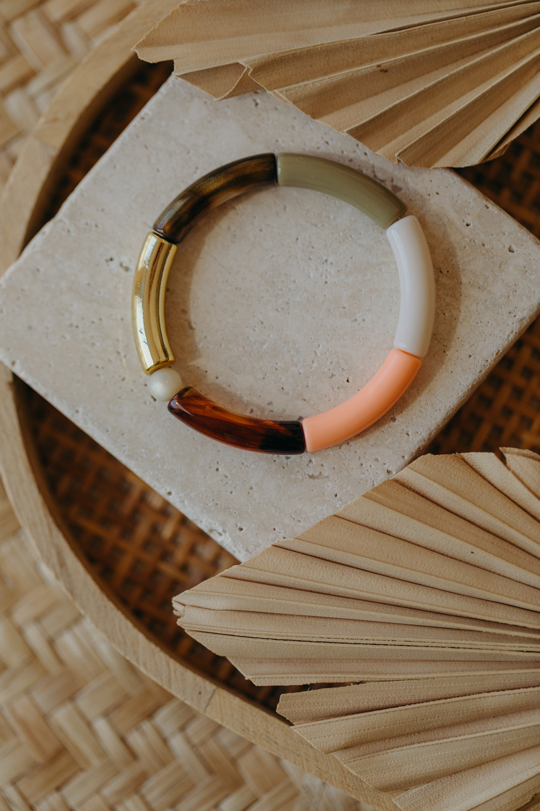 Perlenarmband 015 mit Tube Perlen in Gold, Creme, Apricot, Olivgrün und Brauntönen