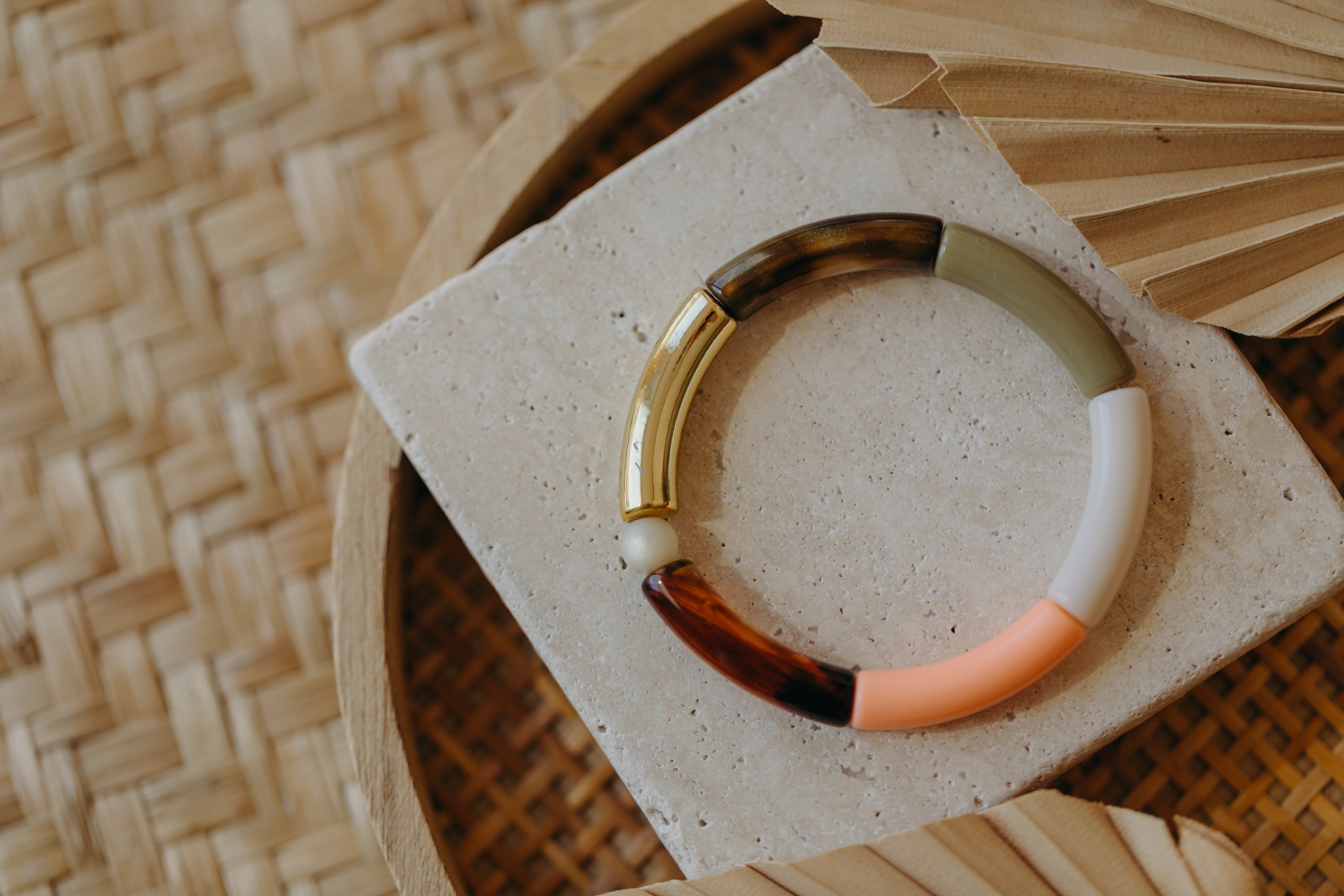 Perlenarmband 015 mit Tube Perlen in Gold, Creme, Apricot, Olivgrün und Brauntönen