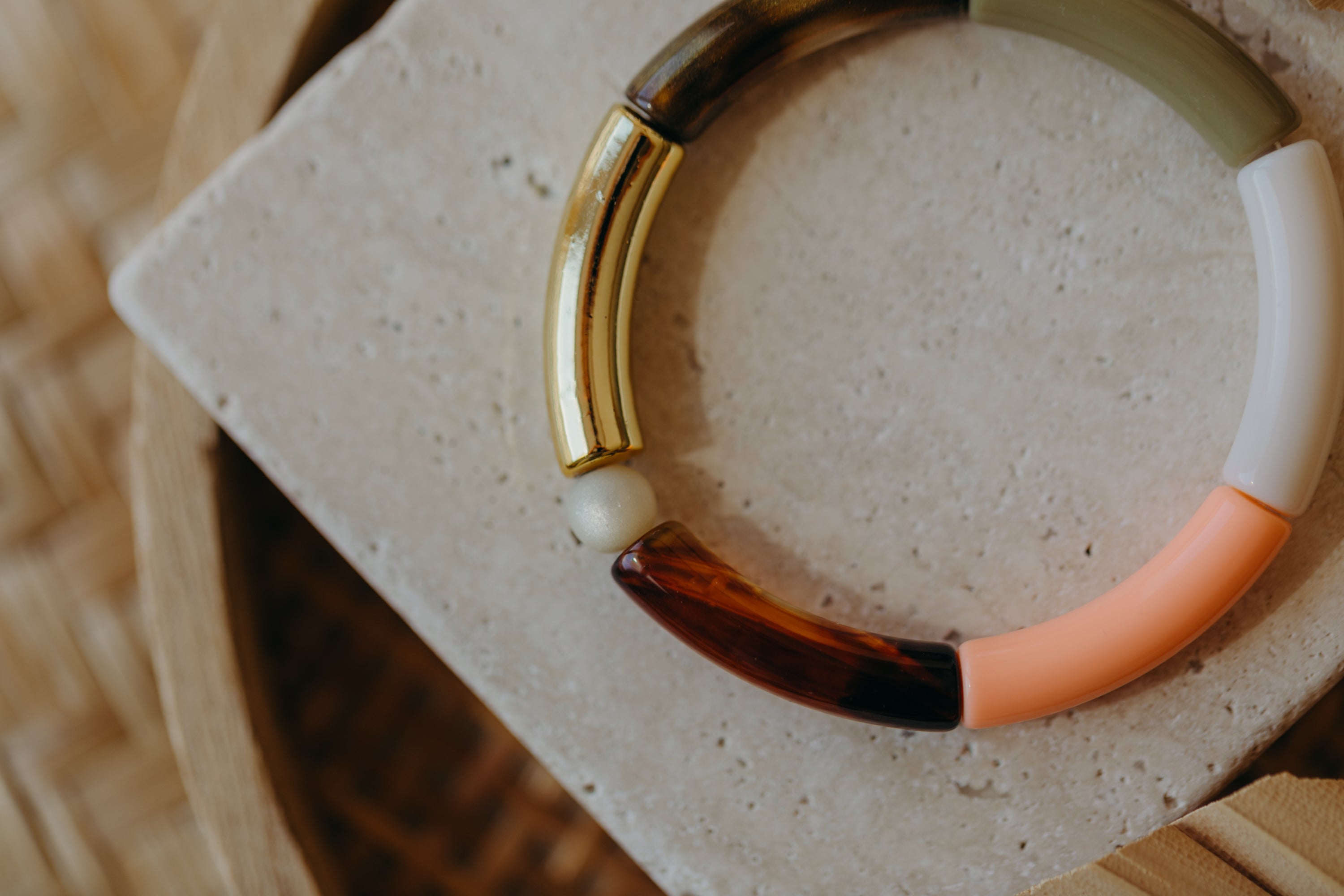 Perlenarmband 015 mit Tube Perlen in Gold, Creme, Apricot, Olivgrün und Brauntönen