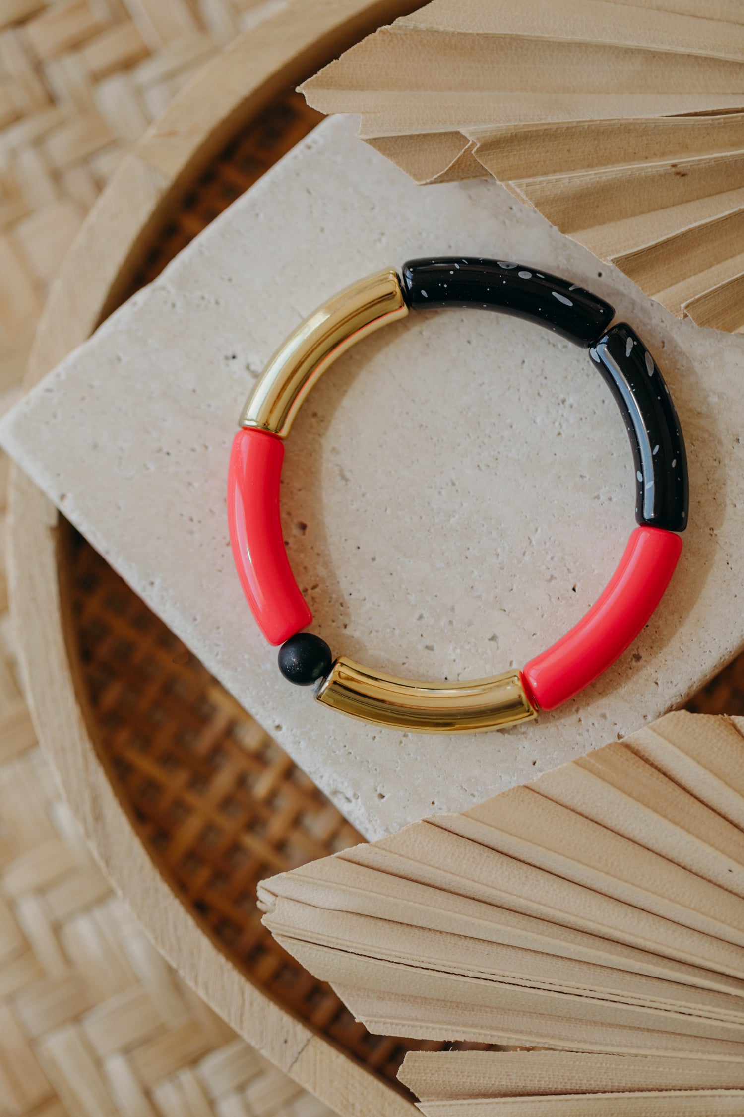 Perlenarmband 016 mit Tube Perlen in Gold, Dunkles Pink und Schwarz