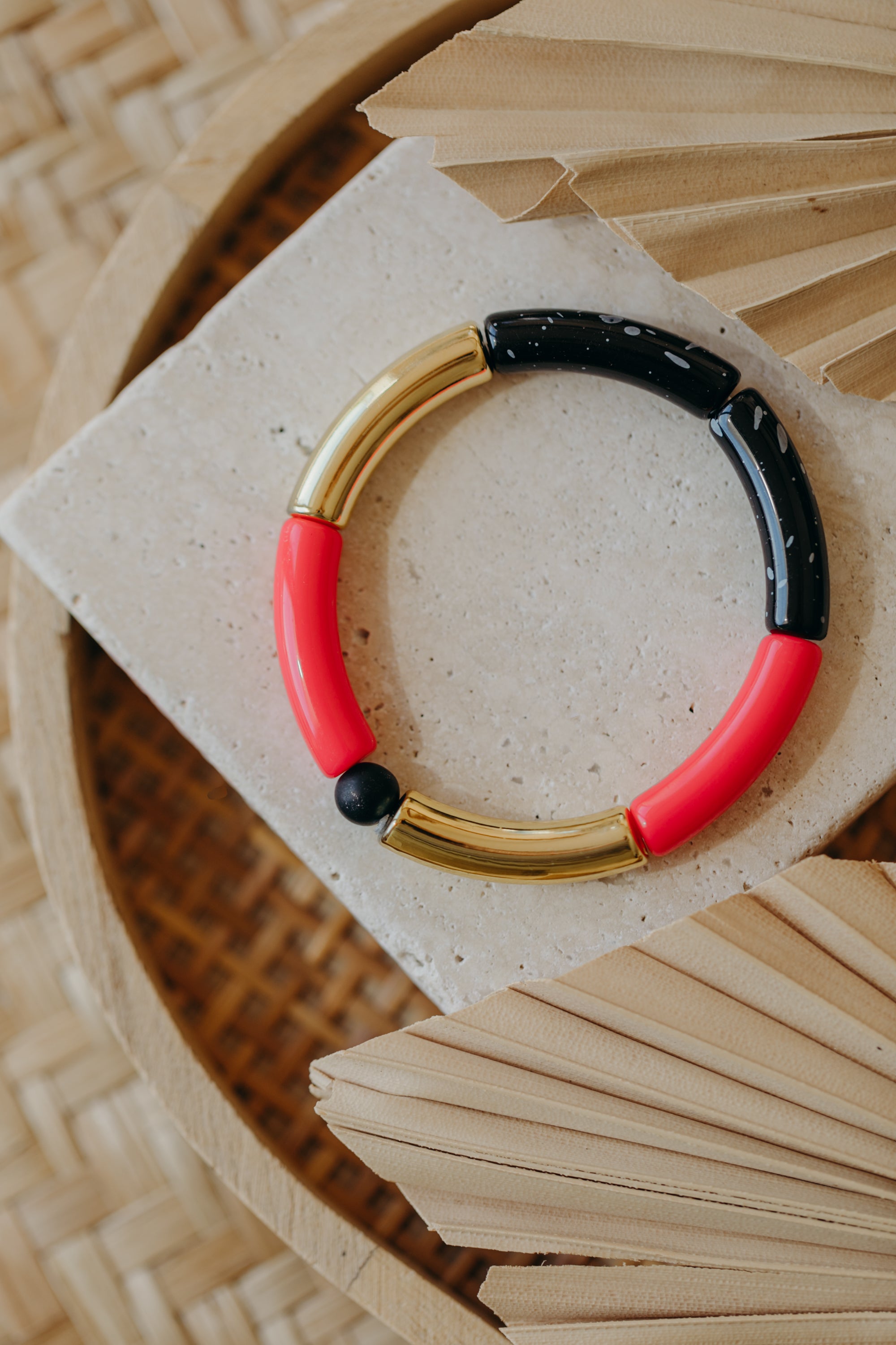 Perlenarmband 016 mit Tube Perlen in Gold, Dunkles Pink und Schwarz