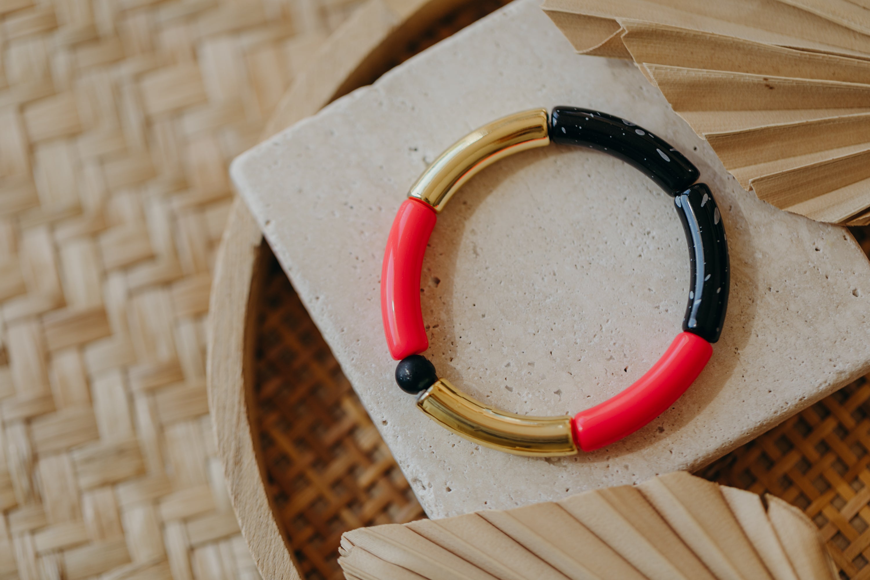 Perlenarmband 016 mit Tube Perlen in Gold, Dunkles Pink und Schwarz