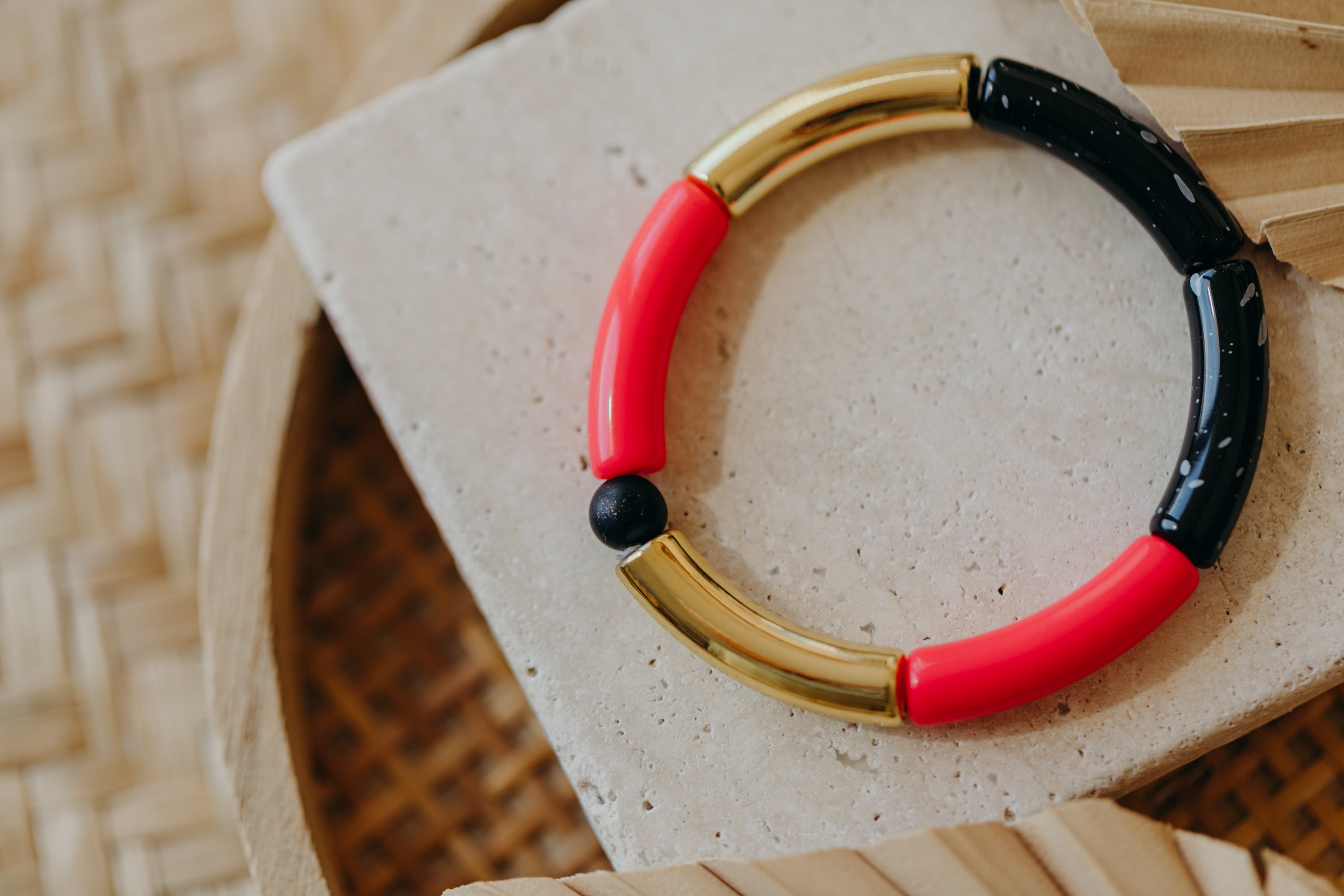 Perlenarmband 016 mit Tube Perlen in Gold, Dunkles Pink und Schwarz