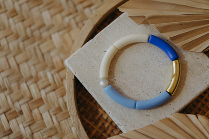Perlenarmband 017 mit Tube Perlen in Gold, Creme, Hellblau und Dunkelblau
