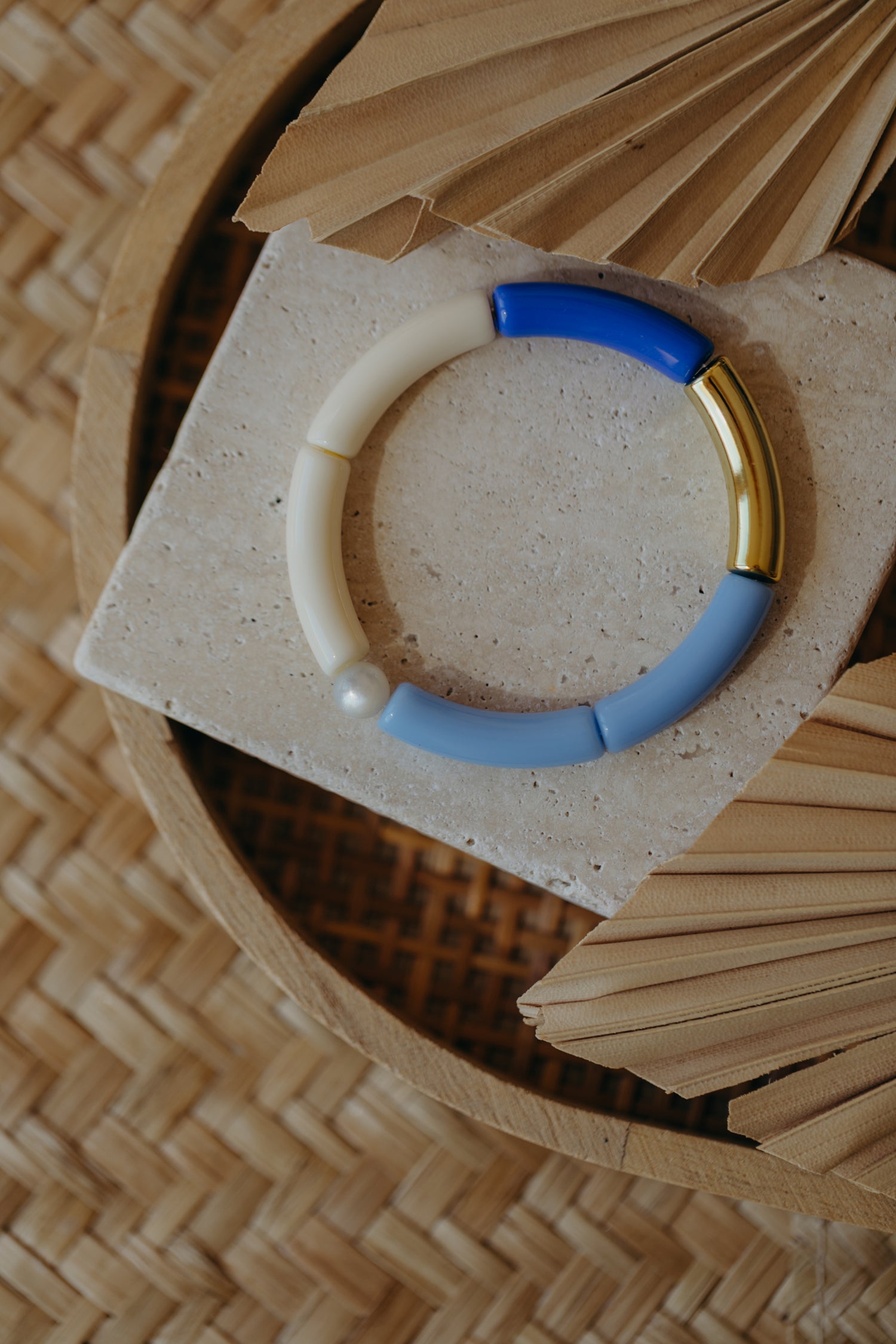 Perlenarmband 017 mit Tube Perlen in Gold, Creme, Hellblau und Dunkelblau