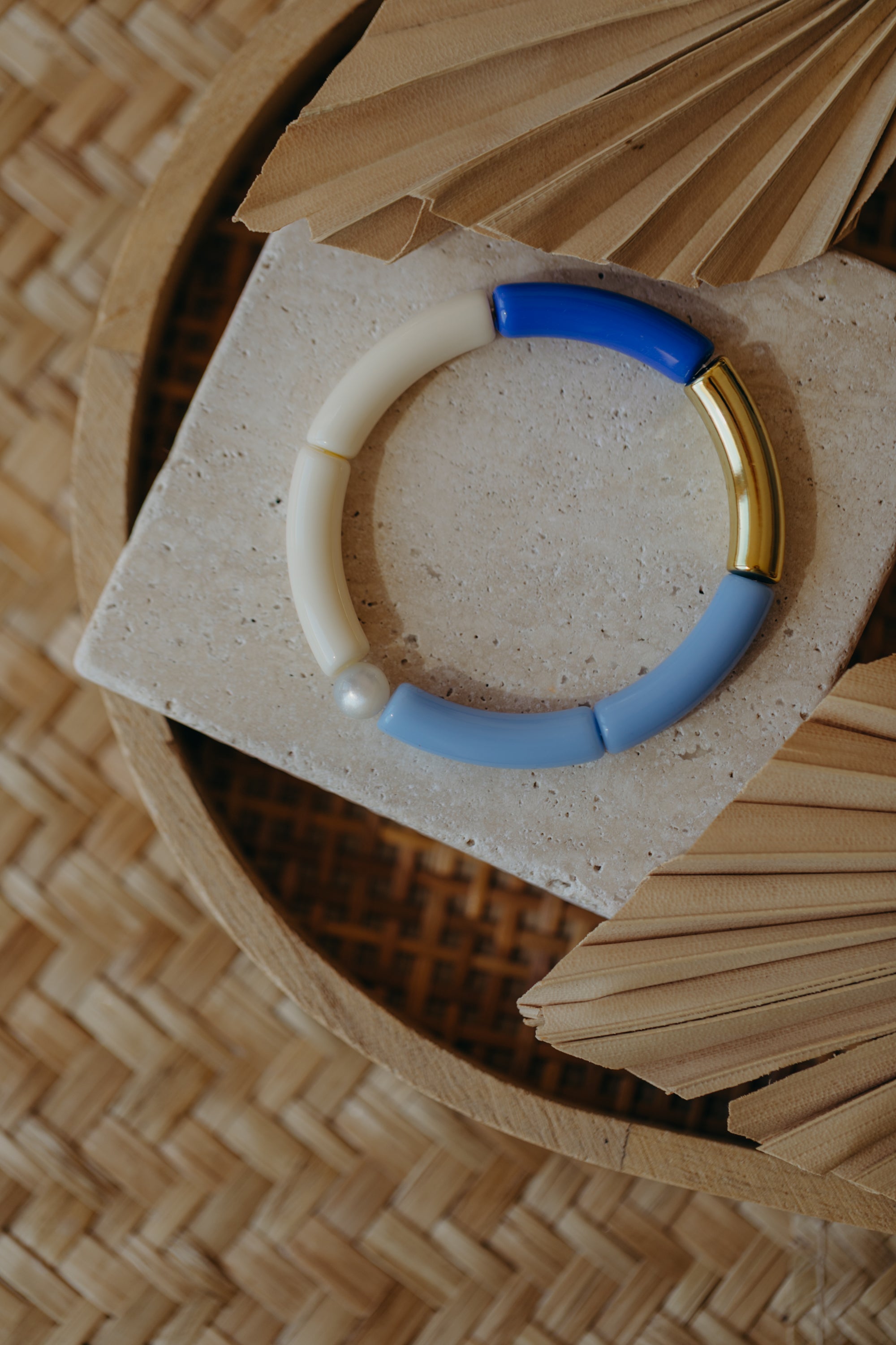 Perlenarmband 017 mit Tube Perlen in Gold, Creme, Hellblau und Dunkelblau