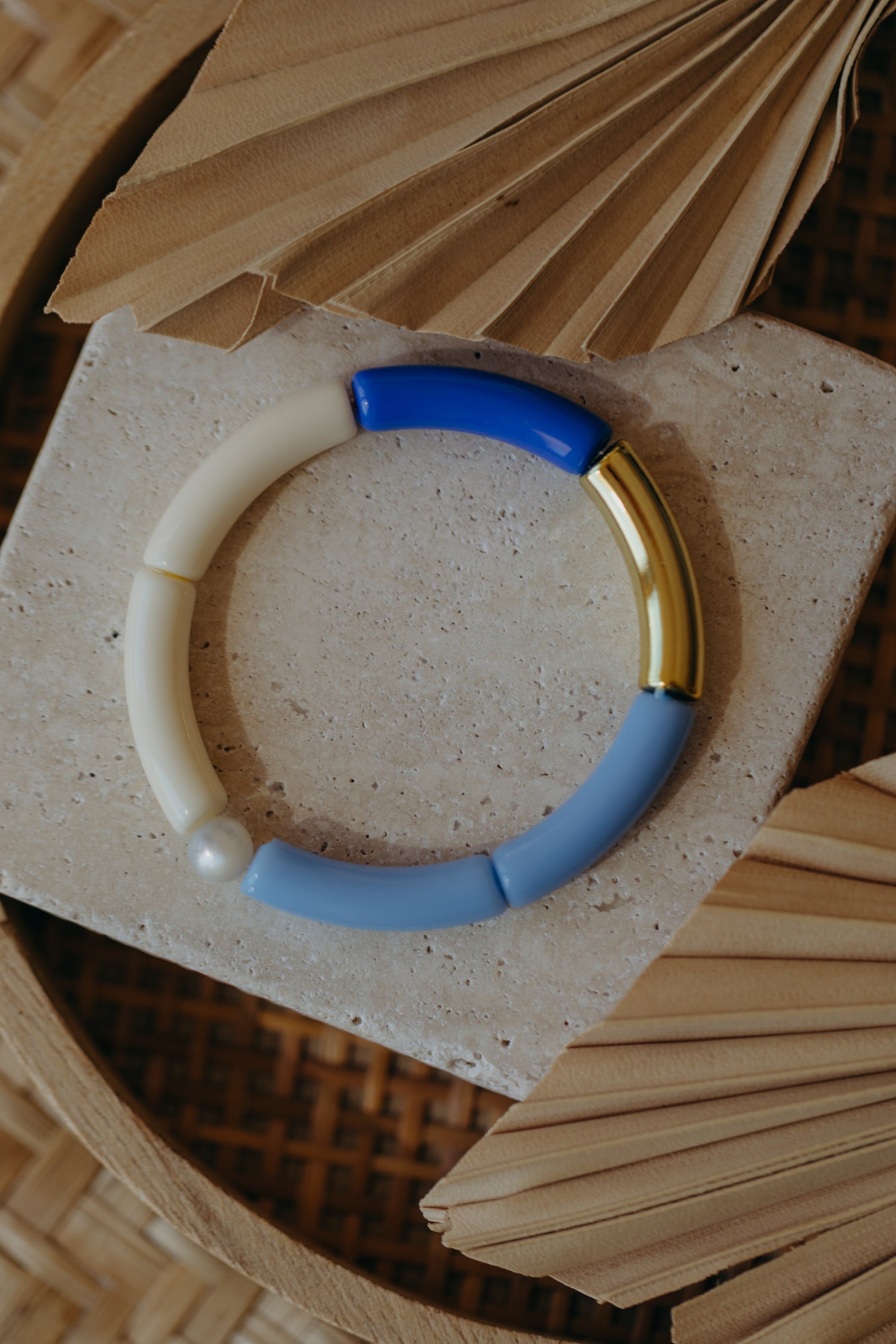 Perlenarmband 017 mit Tube Perlen in Gold, Creme, Hellblau und Dunkelblau