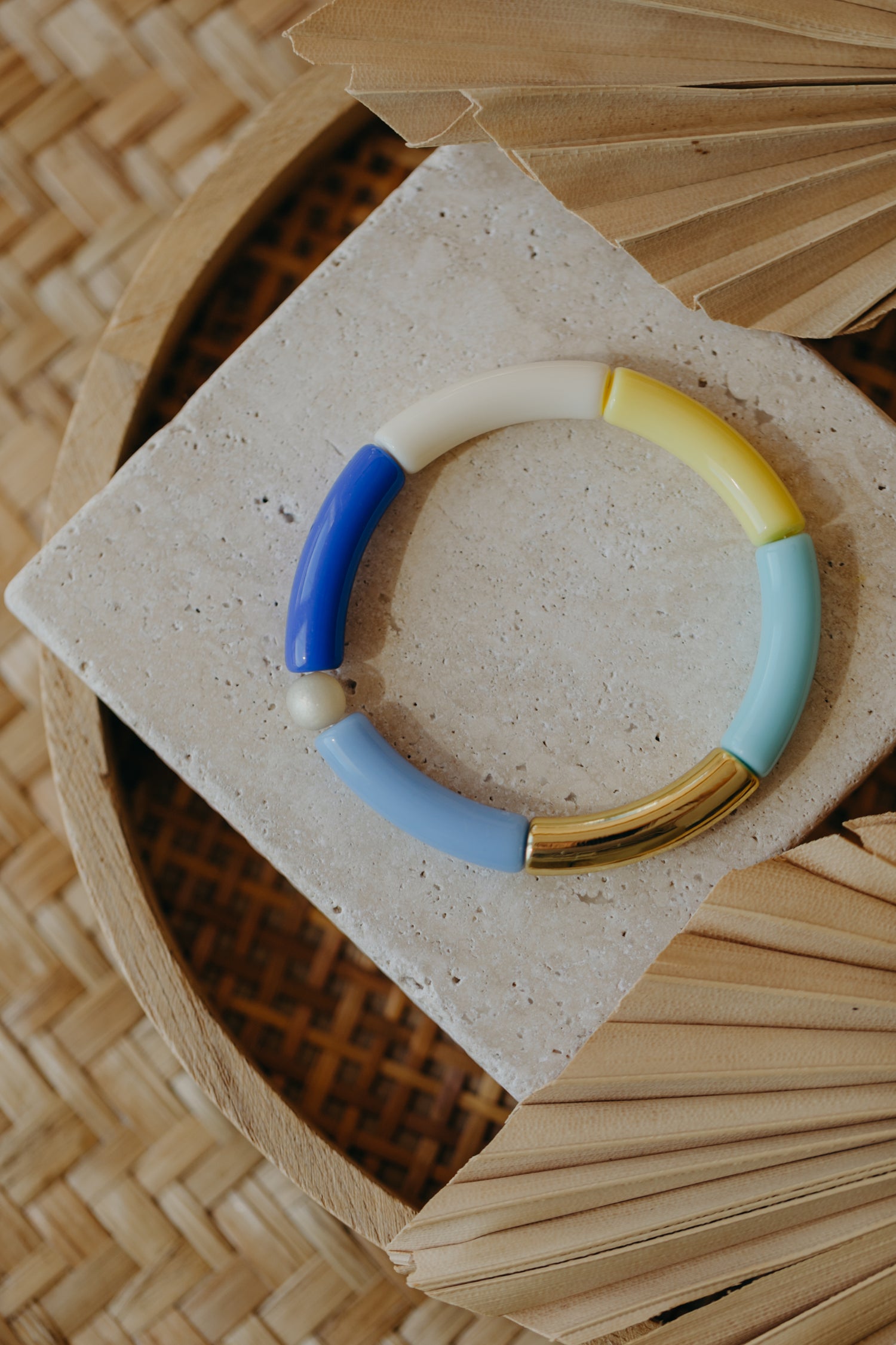 Perlenarmband 018 mit Tube Perlen in Gold, Creme, Gelb, Hellblau und dunkles Blau