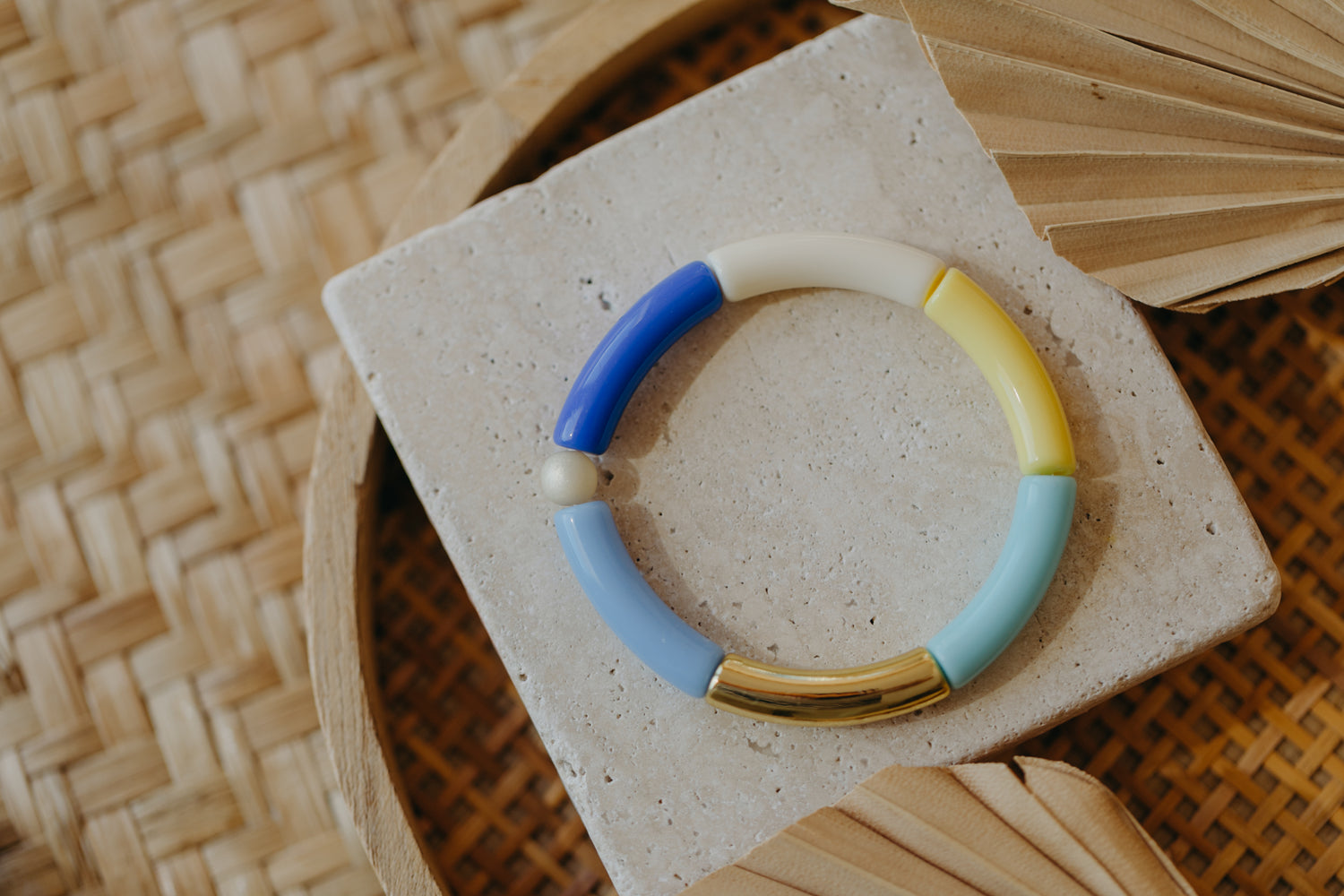 Perlenarmband 018 mit Tube Perlen in Gold, Creme, Gelb, Hellblau und dunkles Blau