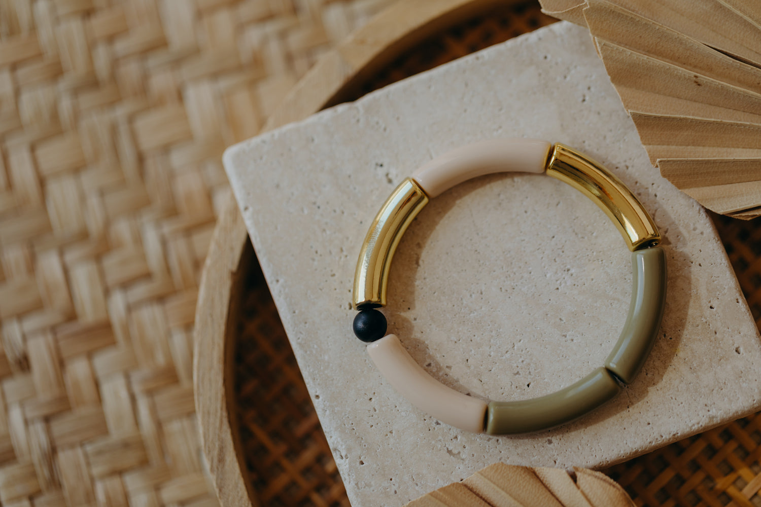 Perlenarmband 020 mit Tube Perlen in Gold, Beige, Olivgrün und Schwarz