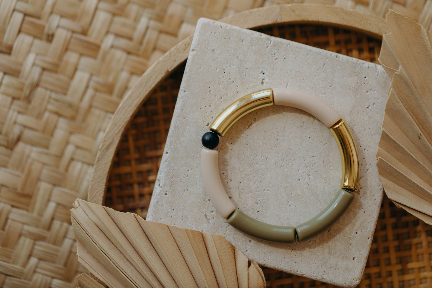 Perlenarmband 020 mit Tube Perlen in Gold, Beige, Olivgrün und Schwarz