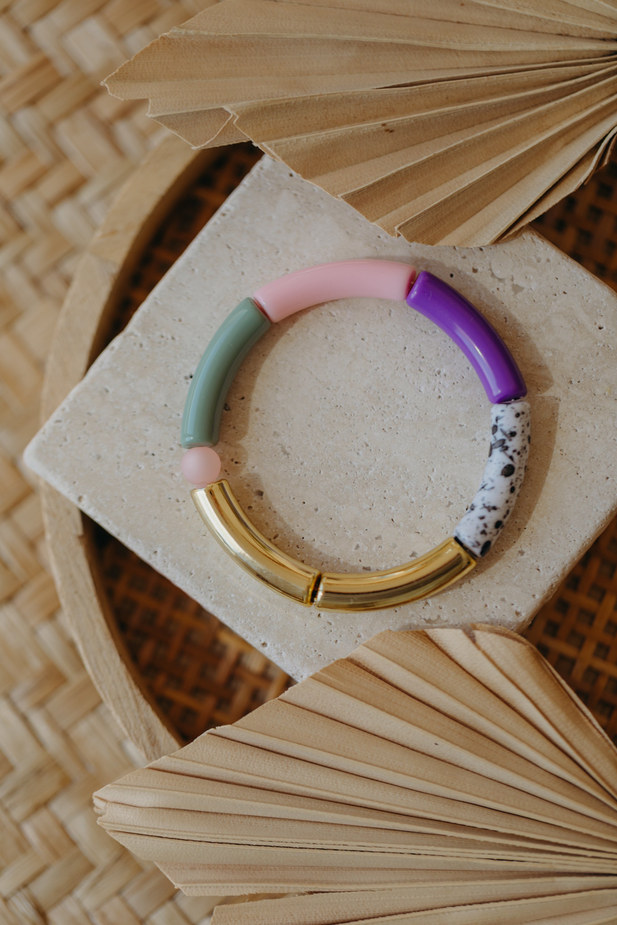 Perlenarmband 021 mit Tube Perlen in Gold, Rosa, Lila, Grün und Schwarz-Weiß