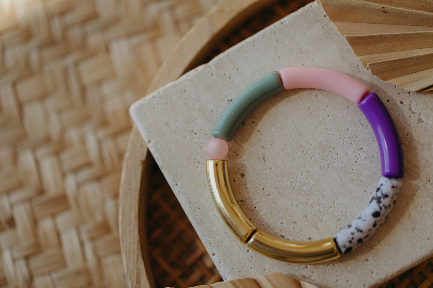 Perlenarmband 021 mit Tube Perlen in Gold, Rosa, Lila, Grün und Schwarz-Weiß