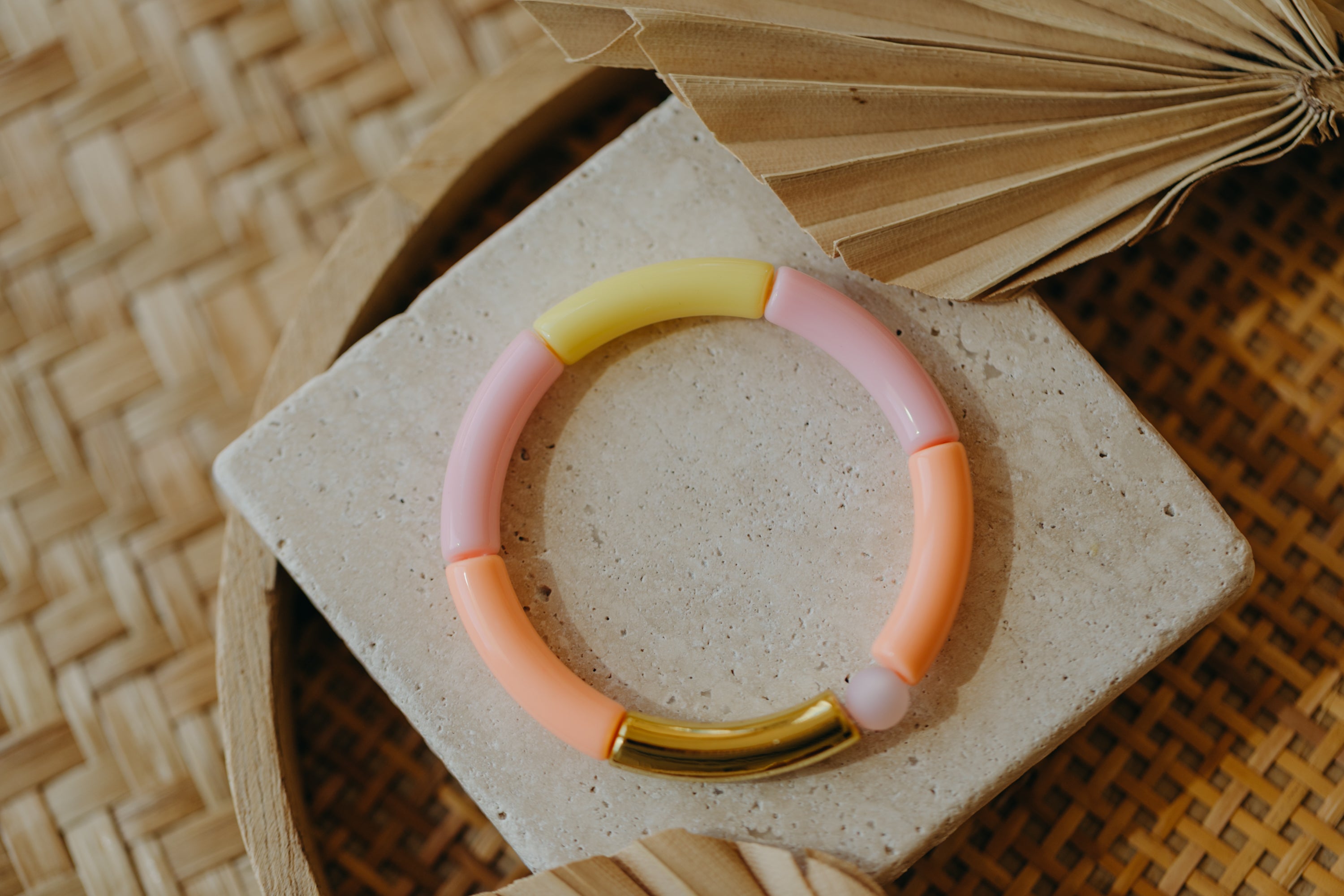 Perlenarmband 022 mit Tube Perlen in Gold, Gelb, Rosa und Apricot