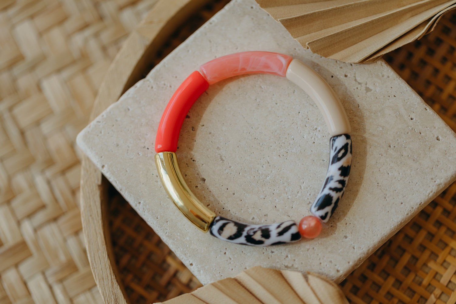 Perlenarmband 023 mit Tube Perlen in Gold, Beige, Pink und Leo-Print