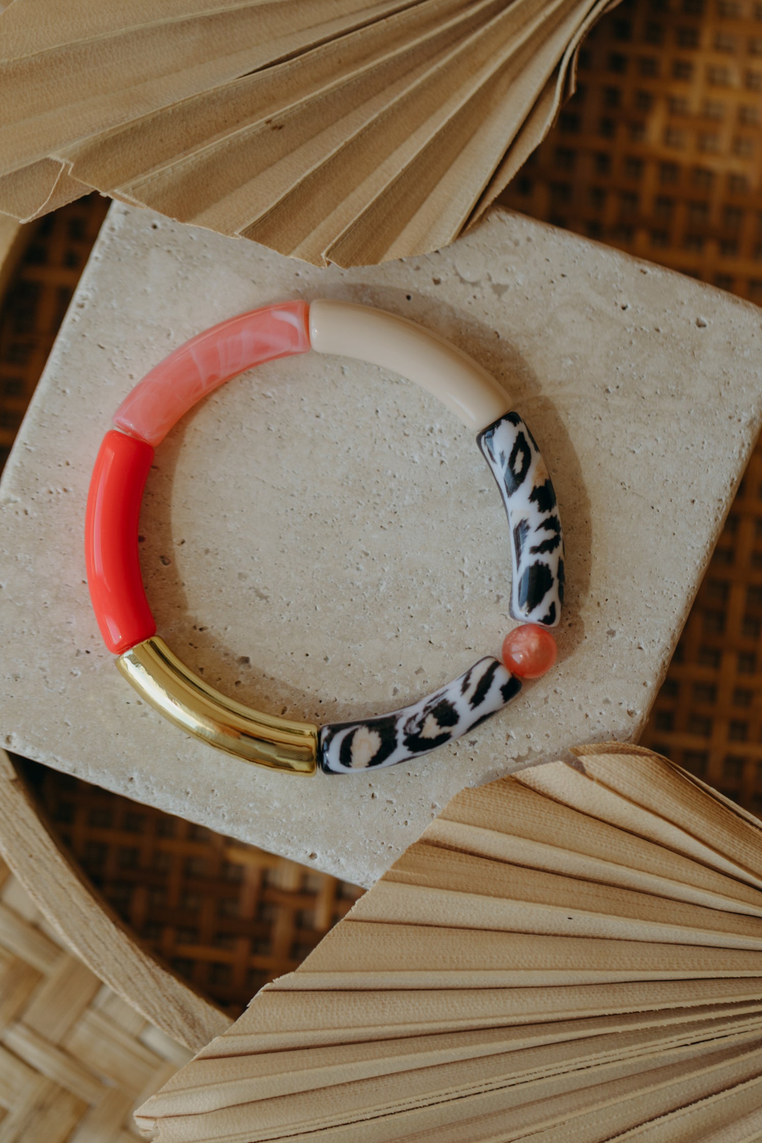 Perlenarmband 023 mit Tube Perlen in Gold, Beige, Pink und Leo-Print