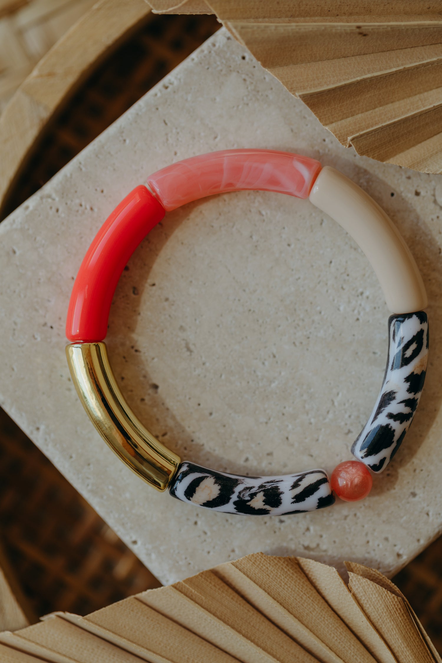 Perlenarmband 023 mit Tube Perlen in Gold, Beige, Pink und Leo-Print