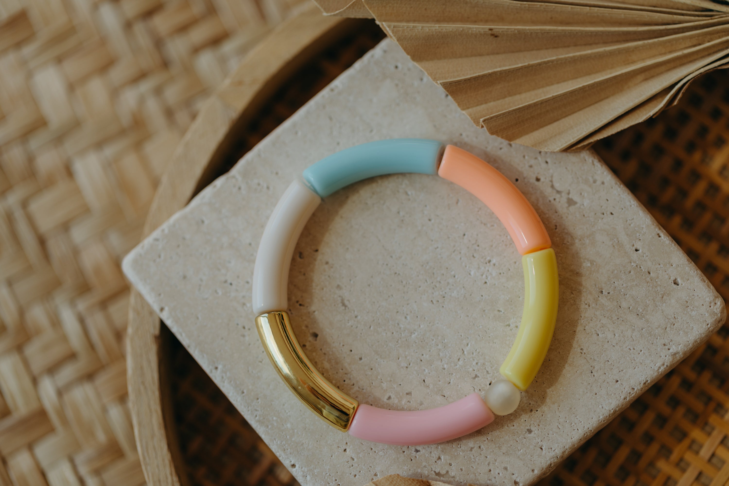 Perlenarmband 024 mit Tube Perlen in Gold, Creme, Gelb, Apricot, Rosa und Hellblau