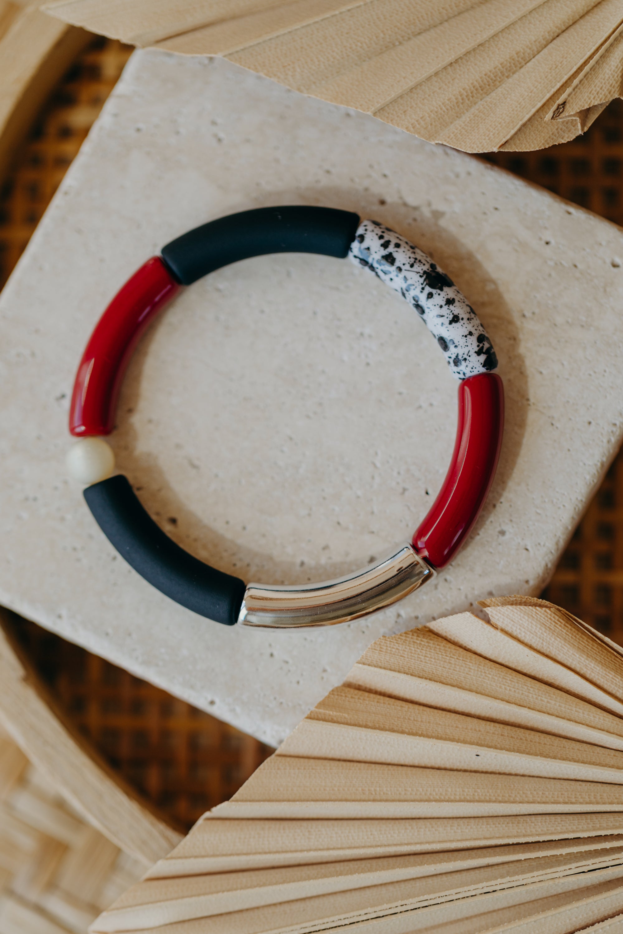 Perlenarmband 025 mit Tube Perlen in Silber, Weinrot, Schwarz und Schwarz-Weiß