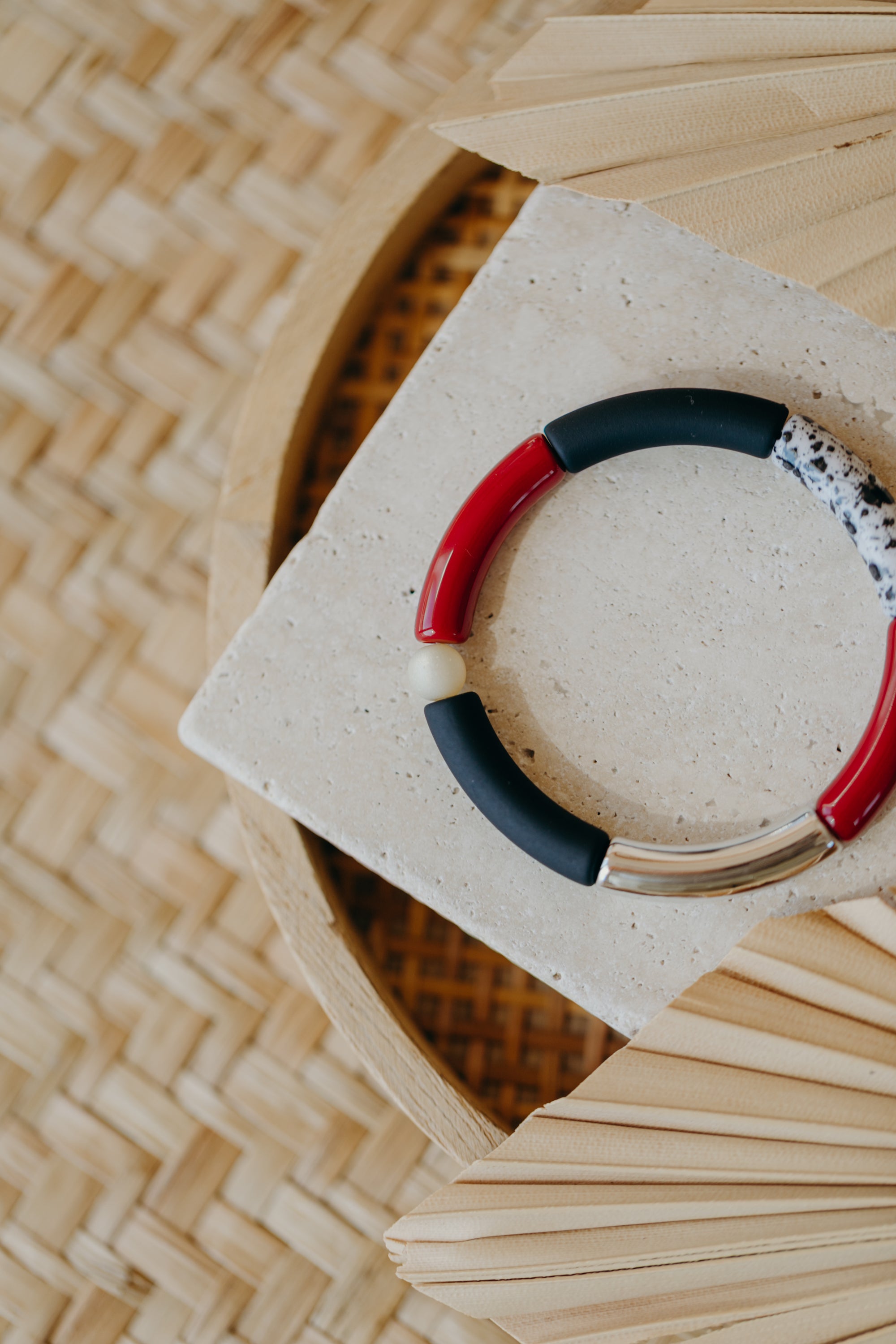 Perlenarmband 025 mit Tube Perlen in Silber, Weinrot, Schwarz und Schwarz-Weiß