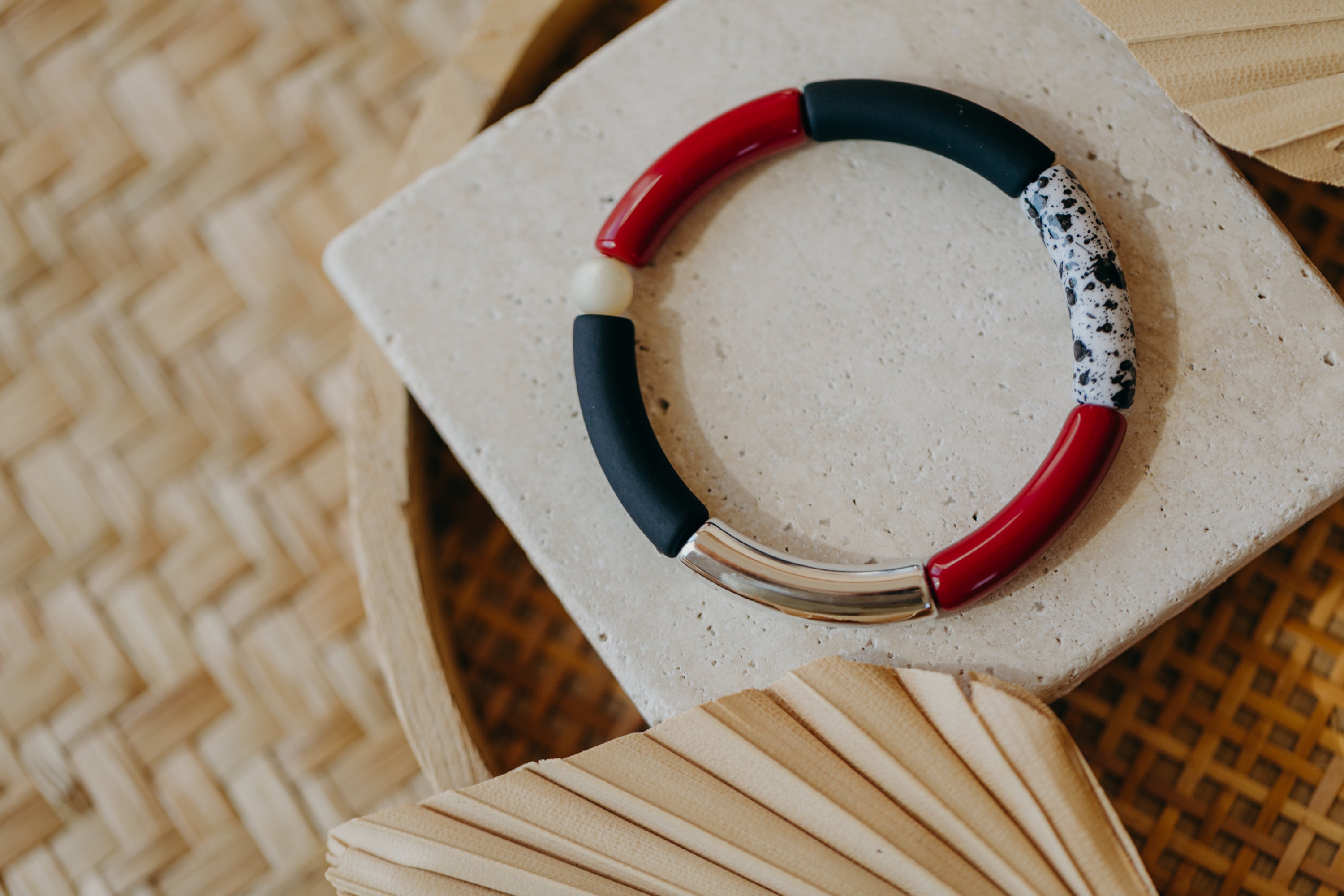 Perlenarmband 025 mit Tube Perlen in Silber, Weinrot, Schwarz und Schwarz-Weiß