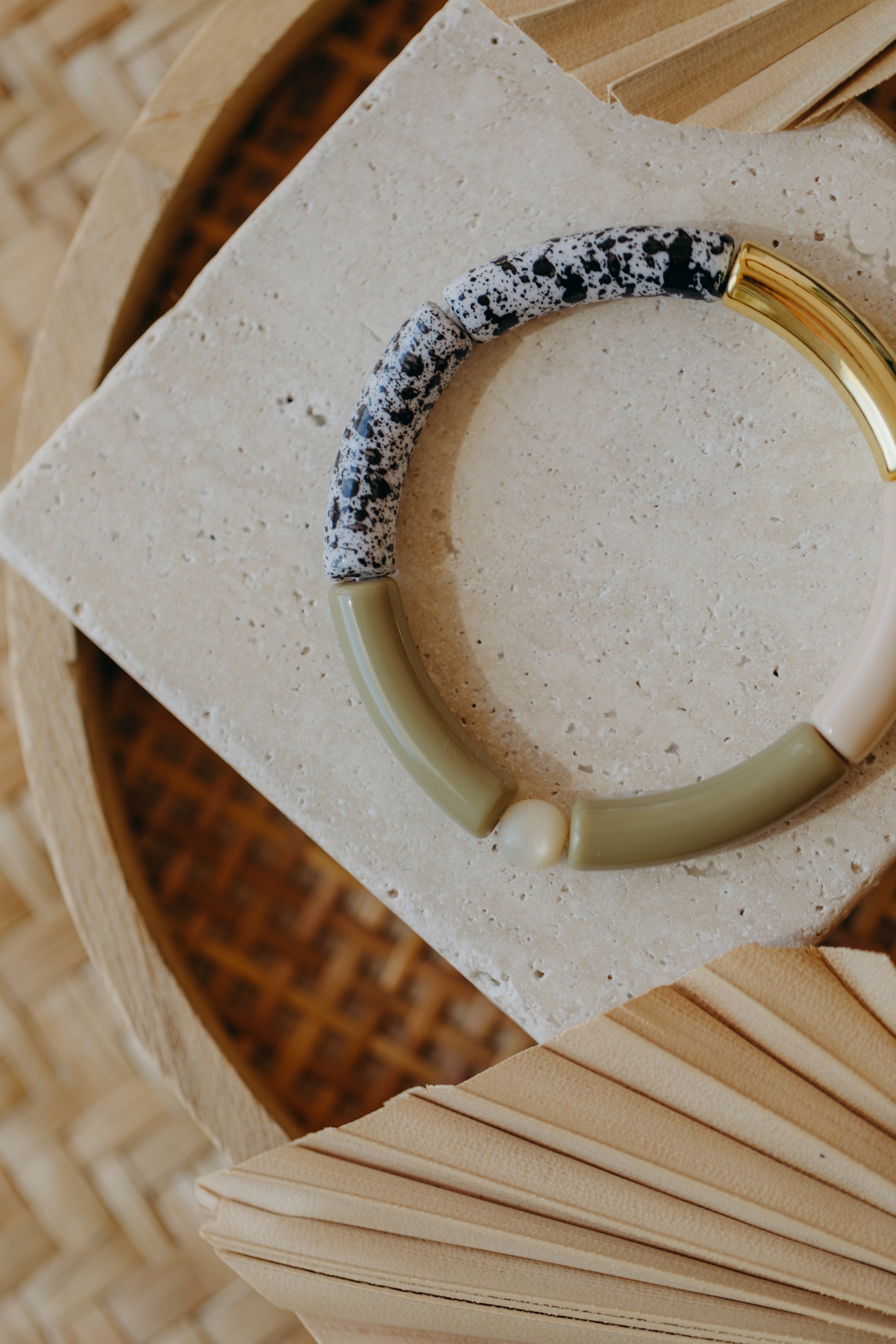 Perlenarmband 026 mit Tube Perlen in Gold, Beige, Olivgrün und Schwarz-Weiß