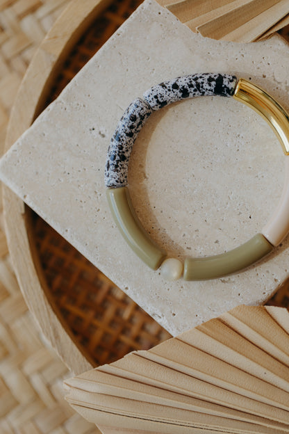 Perlenarmband 026 mit Tube Perlen in Gold, Beige, Olivgrün und Schwarz-Weiß