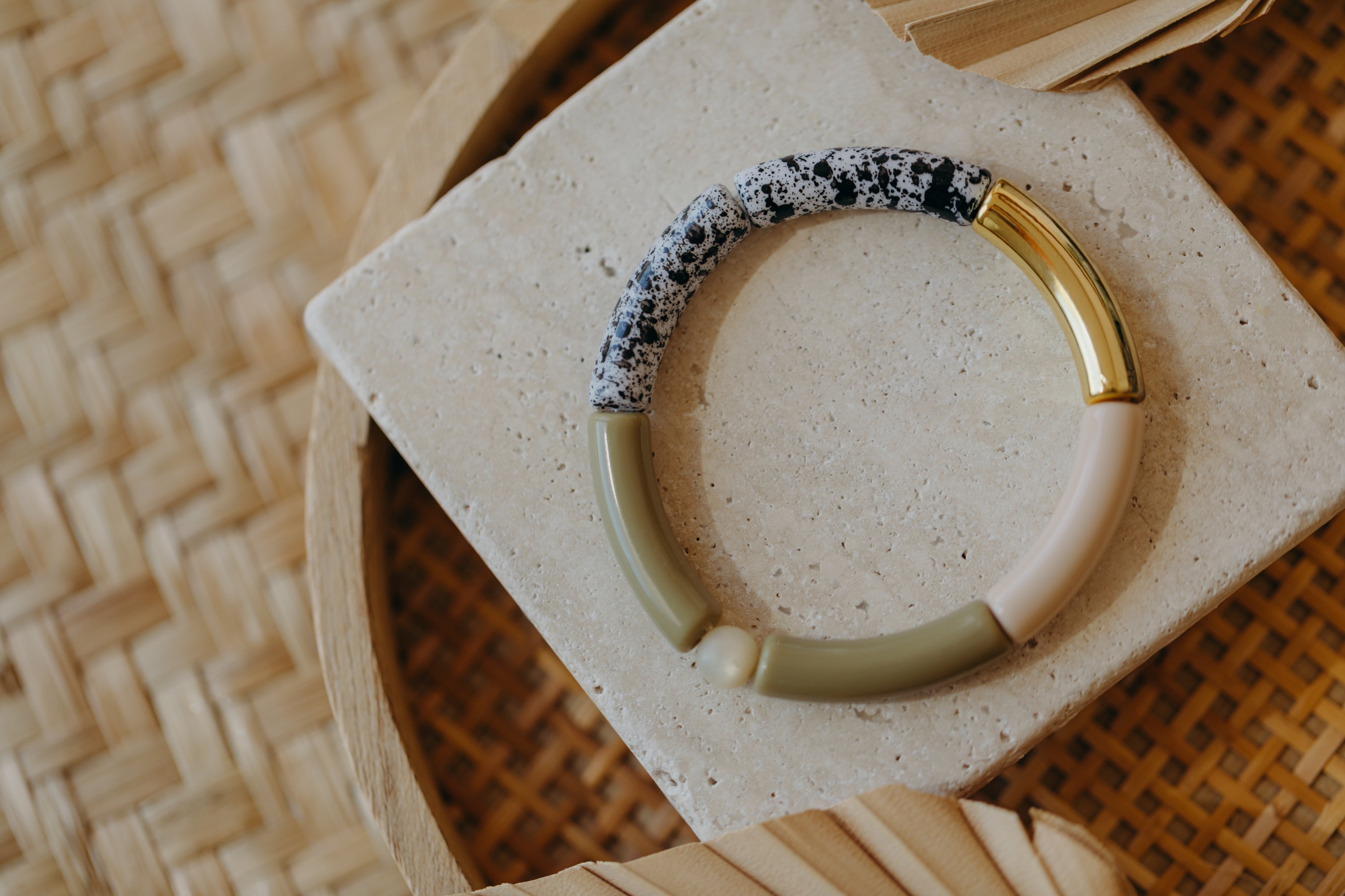 Perlenarmband 026 mit Tube Perlen in Gold, Beige, Olivgrün und Schwarz-Weiß