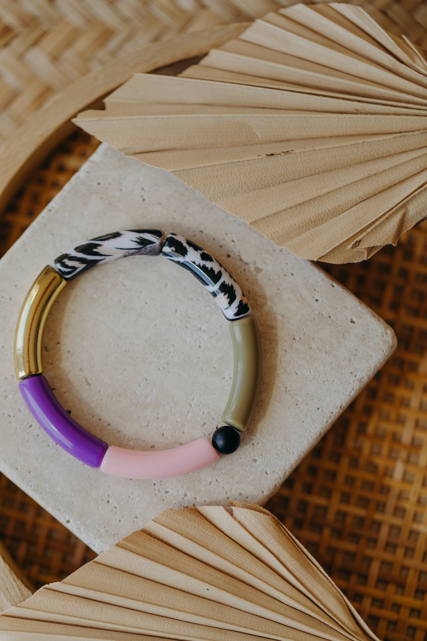 Perlenarmband 027 mit Tube Perlen in Gold, Rosa, Lila, Olivgrün und Leo Print