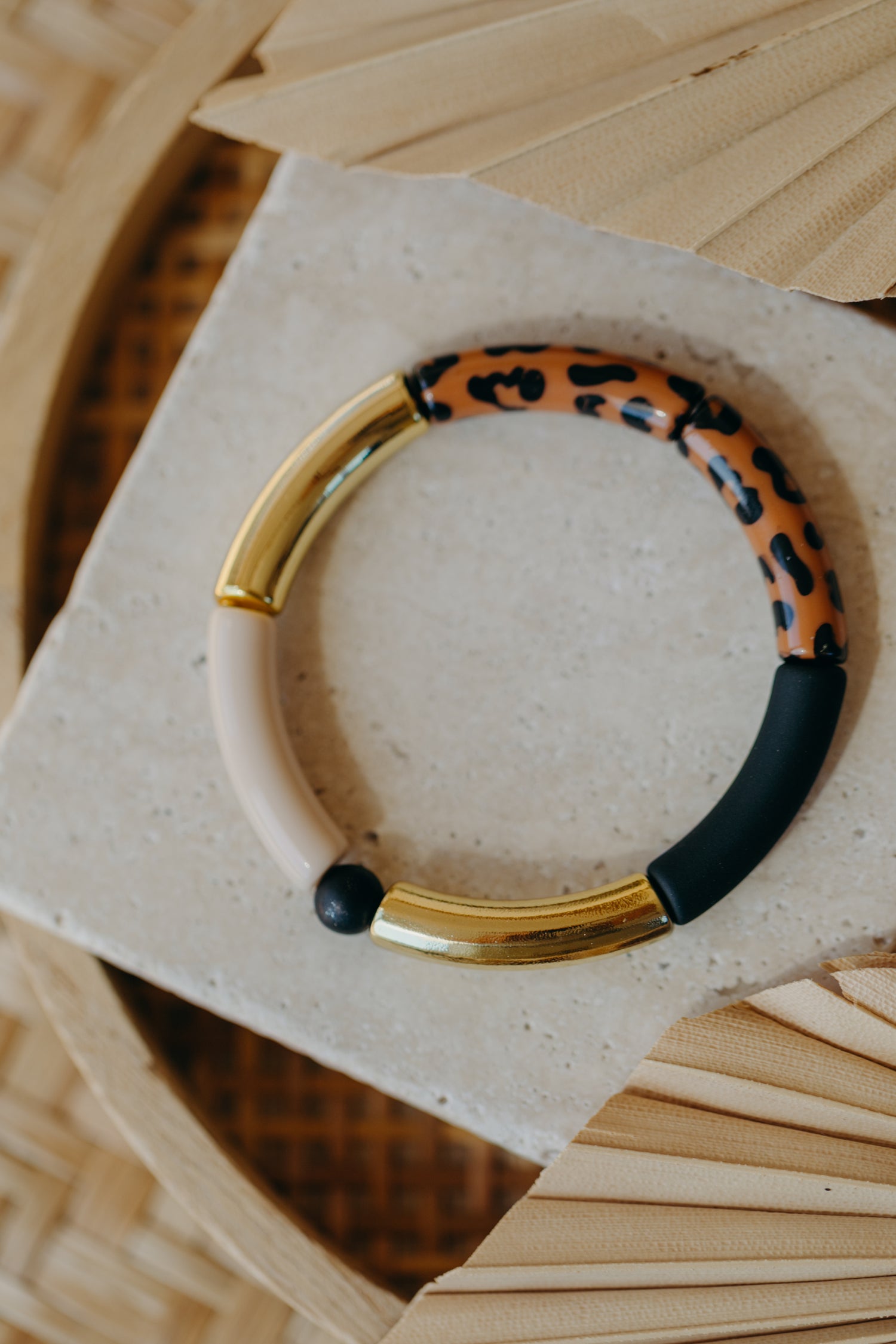 Perlenarmband 029 mit Tube Perlen in Gold, Beige, Schwarz und Leo Print