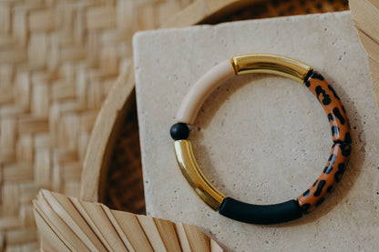 Perlenarmband 029 mit Tube Perlen in Gold, Beige, Schwarz und Leo Print