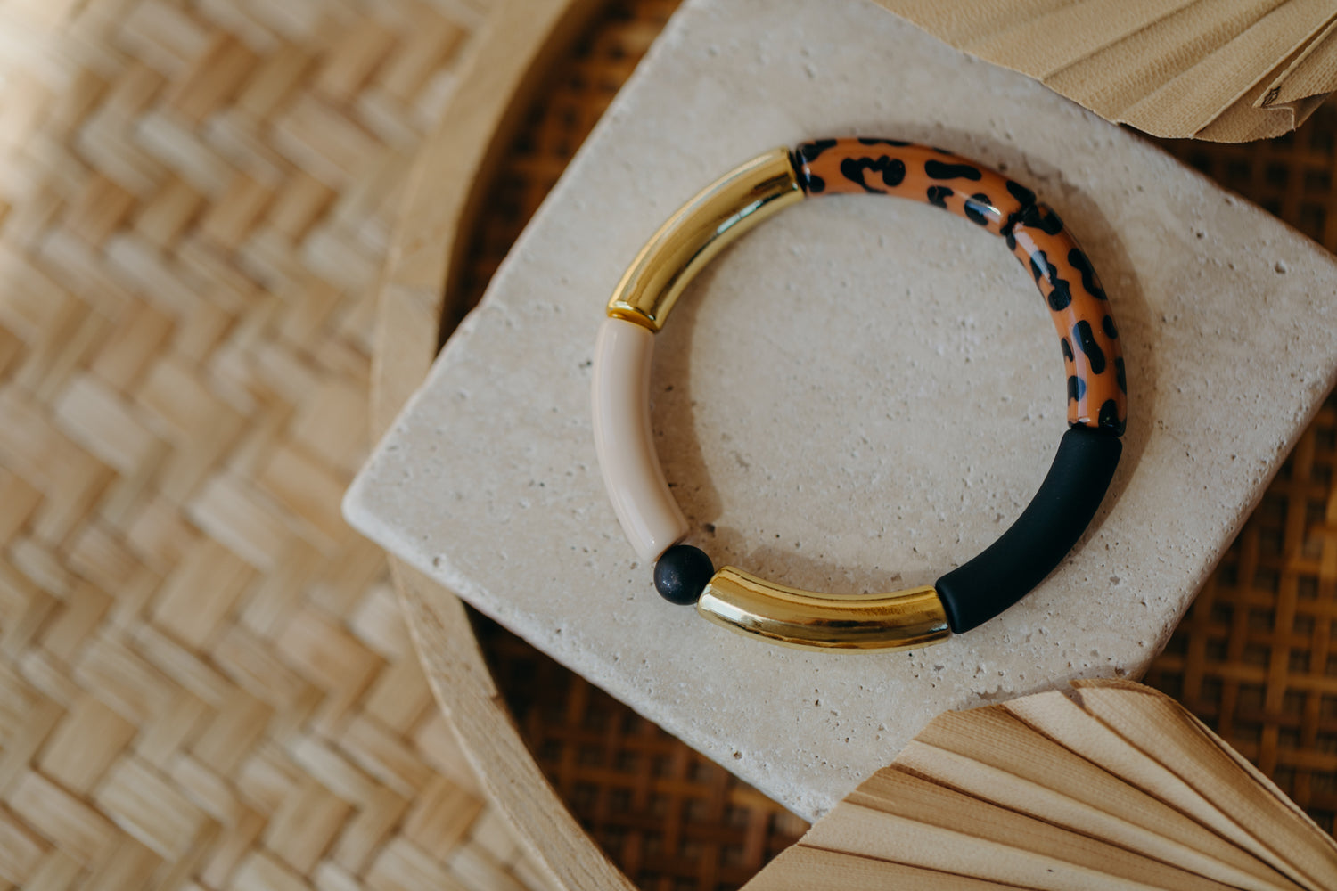 Perlenarmband 029 mit Tube Perlen in Gold, Beige, Schwarz und Leo Print