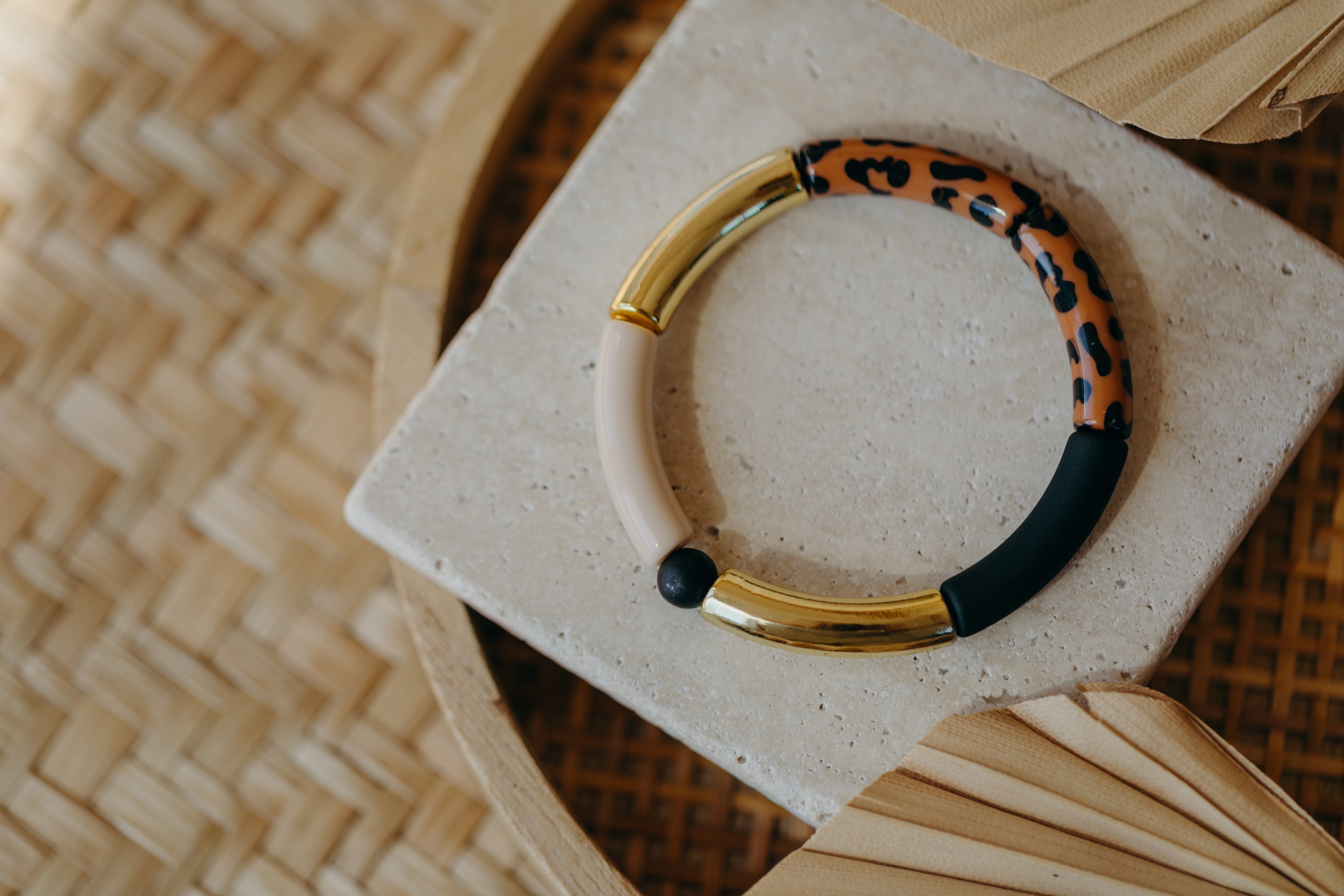 Perlenarmband 029 mit Tube Perlen in Gold, Beige, Schwarz und Leo Print