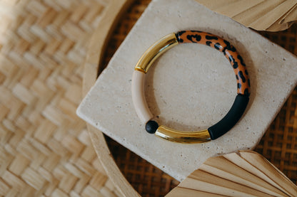 Perlenarmband 029 mit Tube Perlen in Gold, Beige, Schwarz und Leo Print